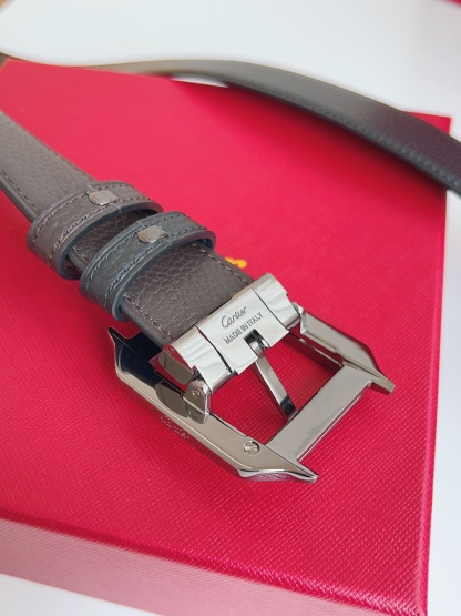 
Cartier（卡地亞）憑借匠心傑作展現與眾不同的美感，融合精湛工藝與經典設計，演繹雋永風格；瀟灑不羈，果敢獨立！此款式易搭配服飾；休閒正裝兩相宜。皮帶寬度：35mm