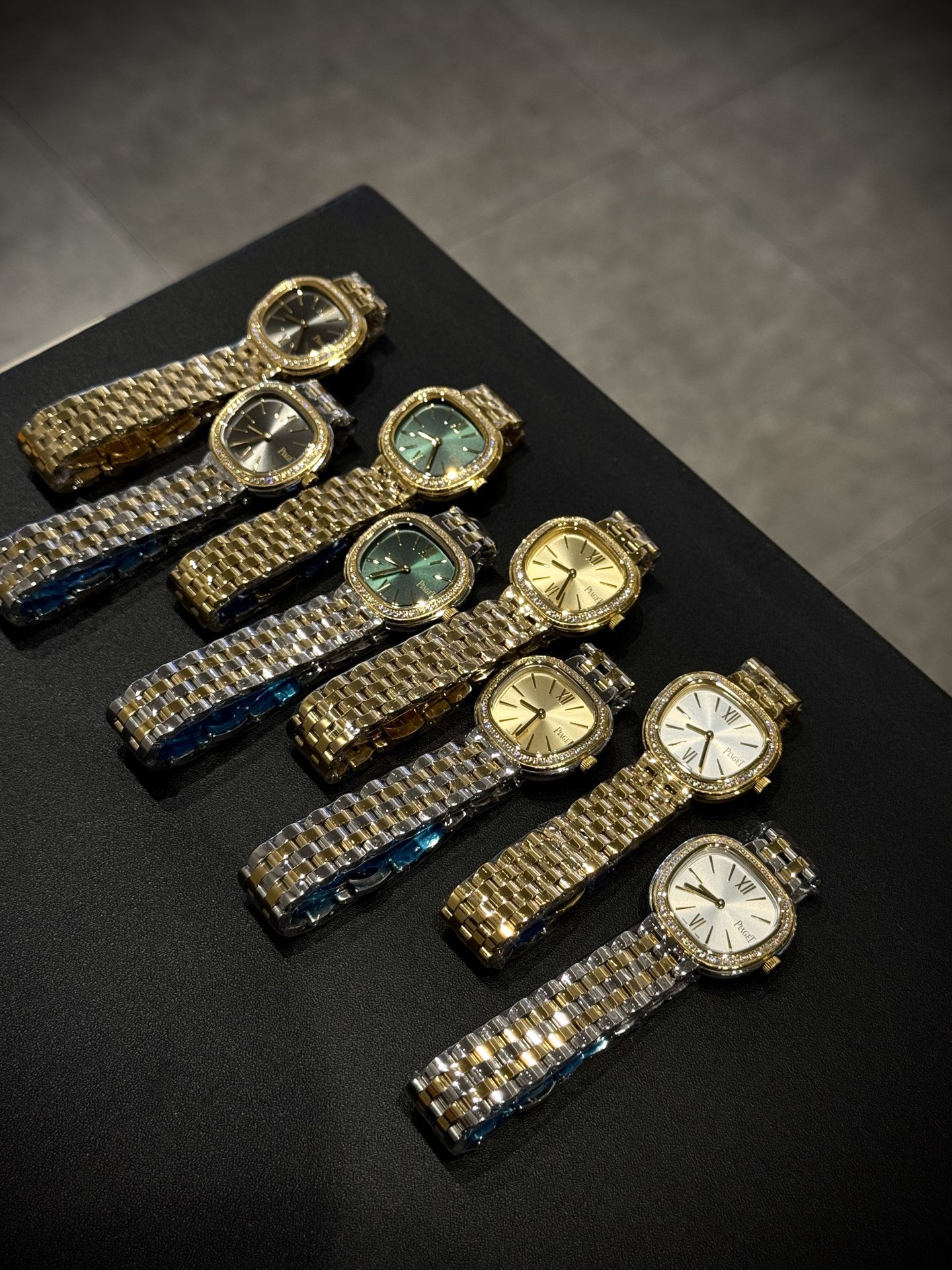 A8 factory•伯爵全新腕表 ﻿ #PiagetSixtie鎏金悅影系列 ﻿ 在瑞士鐘錶展「鐘錶與奇跡」閃亮登場！這款腕表游走於非凡制表工藝與黃金工藝之間，簡直是時尚與藝術的完美結合。Sixtie腕表採用獨特的梯形設計，重新詮釋1960年代末大膽華麗的風格，展現出獨特的魅力與優雅。
✨Sixtie系列腕表
✨直徑29毫米,
✨CNC數控雕刻精鋼梯形表殼
✨專櫃同步超薄厚度僅僅7mm
✨銀色太陽緞面打磨錶盤
✨316L精鋼錶鏈,搭載伯爵進口石英機芯  
認准A8出品！必屬精品！大廠品質！歡迎轉載！