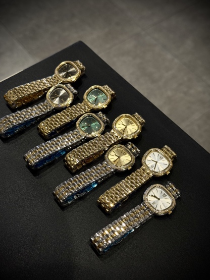 A8 factory•伯爵全新腕表 ﻿ #PiagetSixtie鎏金悅影系列 ﻿ 在瑞士鐘錶展「鐘錶與奇跡」閃亮登場！這款腕表游走於非凡制表工藝與黃金工藝之間，簡直是時尚與藝術的完美結合。Sixtie腕表採用獨特的梯形設計，重新詮釋1960年代末大膽華麗的風格，展現出獨特的魅力與優雅。
✨Sixtie系列腕表
✨直徑29毫米,
✨CNC數控雕刻精鋼梯形表殼
✨專櫃同步超薄厚度僅僅7mm
✨銀色太陽緞面打磨錶盤
✨316L精鋼錶鏈,搭載伯爵進口石英機芯  
認准A8出品！必屬精品！大廠品質！歡迎轉載！