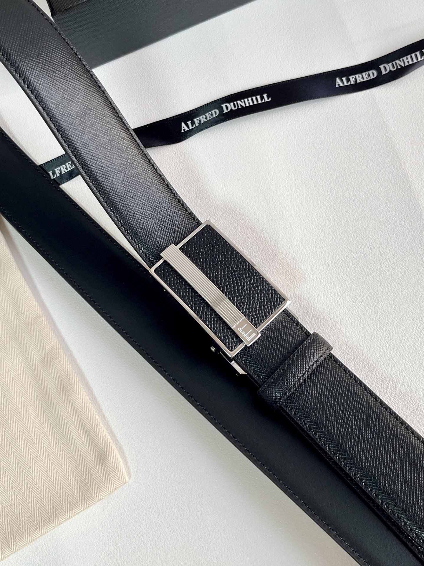 登喜路（Dunhill）是一家英國倫敦的男士奢侈品牌。皮帶以其精湛的工藝和經典的設計，成為男士配飾中的精品。皮帶的質感好、耐用性強，商務休閒百搭款！