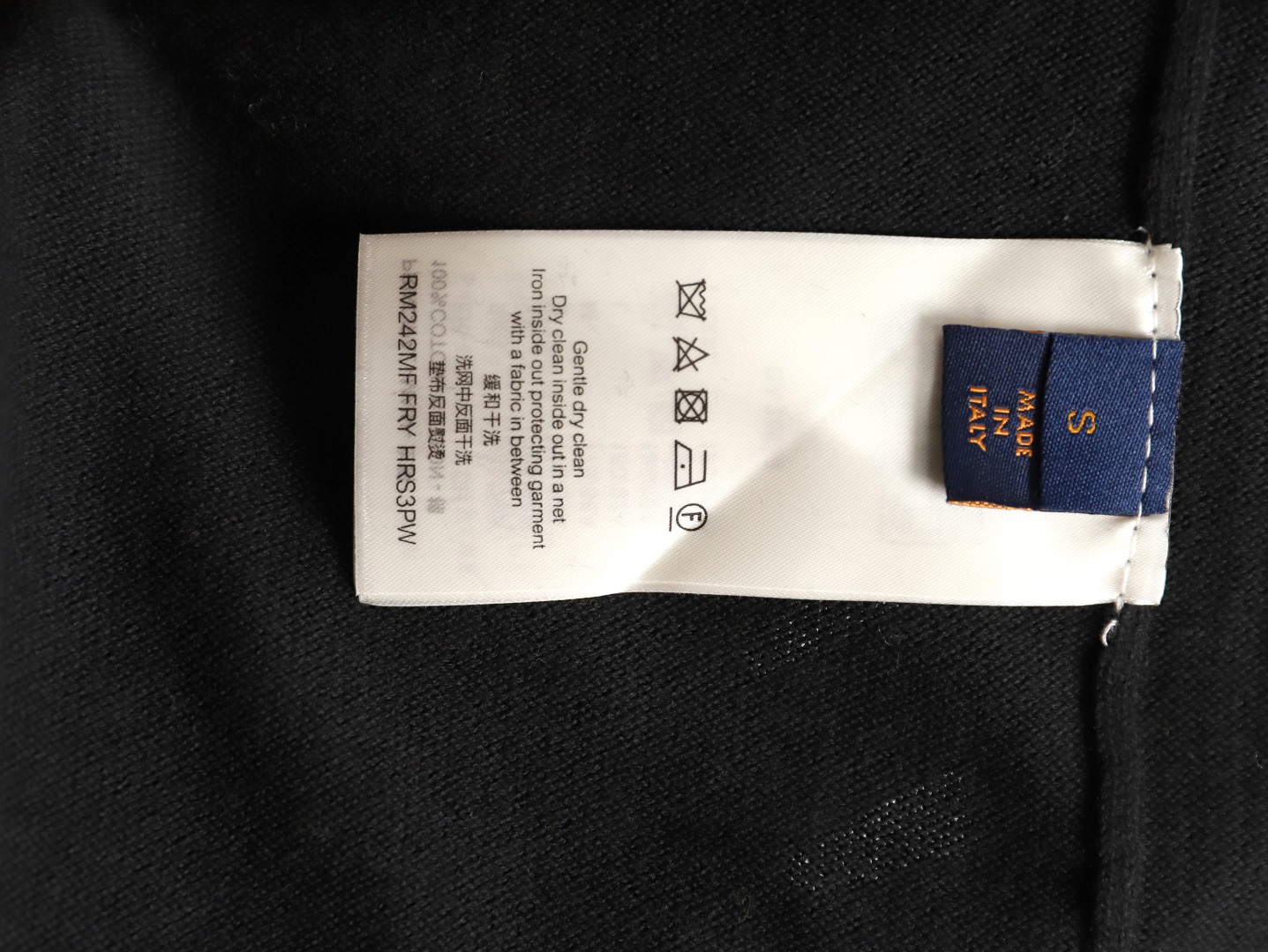 🔝LOUIS VUITTON LV 皮箱幾何圖針織短袖T恤
定織雲柔密紡棉針織料，嵌花提花織法，精細編織不僅確保了圖案的清晰度，還大大增強了織物的耐用性，成衣洗水加軟去味工藝，通過專業的洗滌設備和特定的洗滌劑，對衣物進行深度清潔和去味處理，改善衣物的手感和外觀，寬松版型
B Size：S-XL