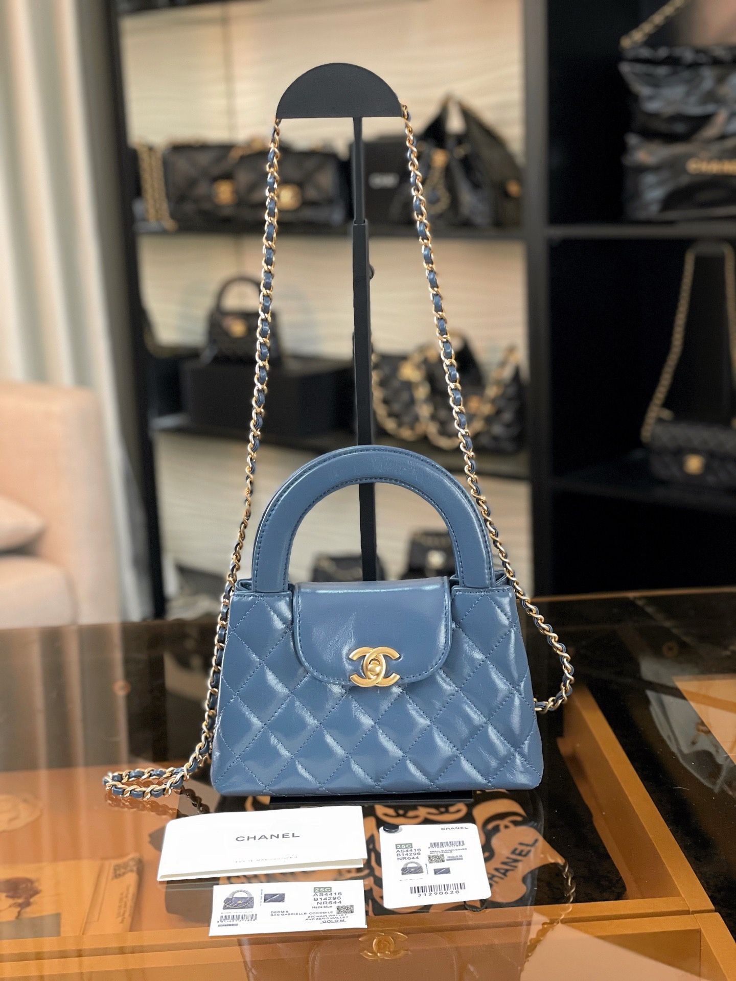 特▪️級 
🆕𝗖𝗵𝗮𝗻𝗲𝟭  
𝗞𝗲𝗹𝗹𝘆 手提鏈條包大號 霧霾藍

全網最熱🔥𝟤𝟦𝖯 𝗄𝖾𝗅𝗅𝗒手提袋
叱吒整個秀場，簡直美絕了〰️
簡約又復古的小手提很靈魂很舒適。
又乖又耐看，實在絕對愛不釋手❕

五金：厚鍍𝟤𝟦𝗄復古金
皮料：𝖵𝖾𝗅𝗂𝖾𝗋𝗊亮面小牛皮
尺寸： 𝟣𝟥*𝟣𝟫*𝟩 𝖼𝗆
4416