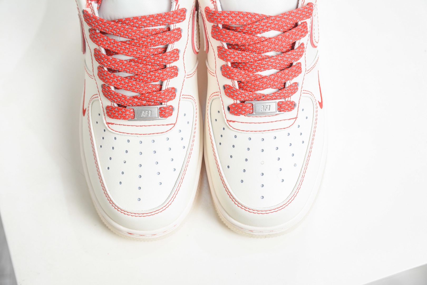 NIke Air Force 1 '07 Low 白紅兔八哥 
貨號：SM6668 132
Size: 36 36.5 37.5 38 38.5 39 40 40.5 41 42 42.5 43 44 44.5 45