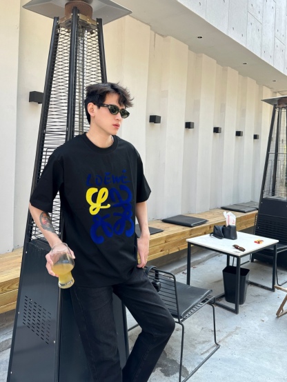 Loewe/羅意威 25ss 塗鴉彩繪植絨印花短袖T恤
260g棉質布料40支雙紗面料，無蝕塵‬毛藝工‬處布理‬面，紡織密度高，垂感佳，不易變形。
厚織感加上緊密紡紗工藝，不會影響Tee的透氣性，成色的飽和度很高
胸前撞色塗鴉彩繪植絨印花工藝
版型上身效果好，百搭好看的一款T恤，寬松版型遮肉顯瘦不挑人
顏色: 白色，黑色
S Size：S-XL