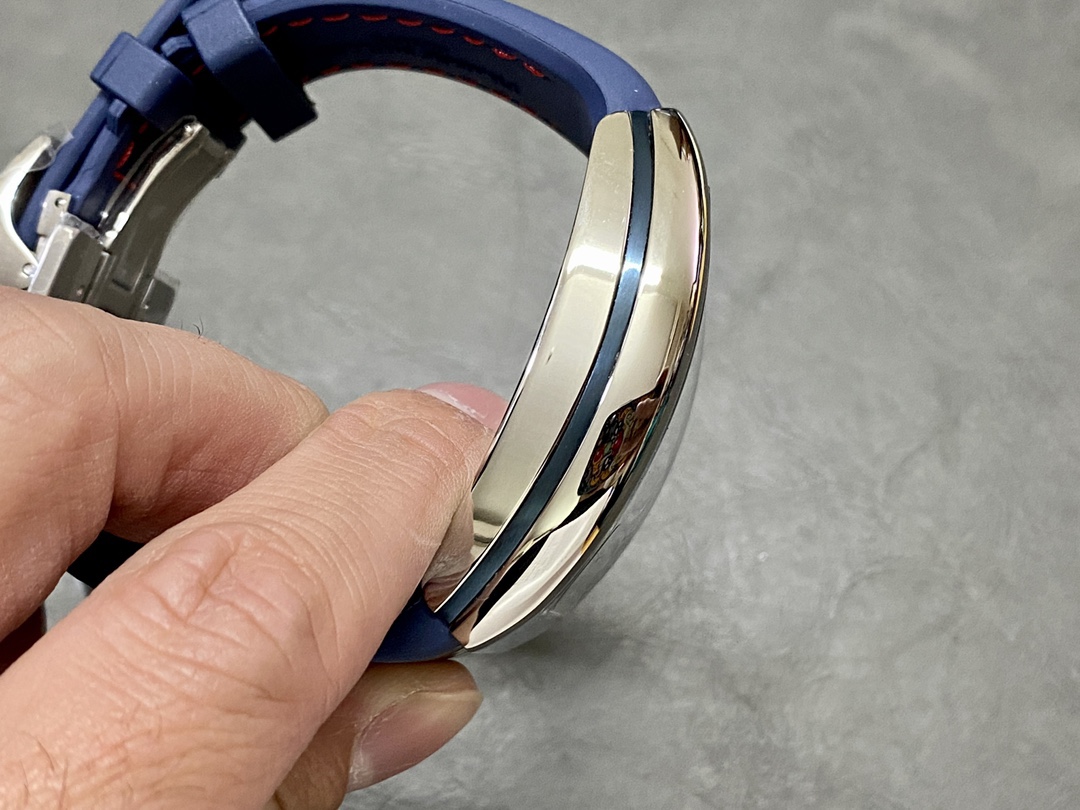 全新 V45 遊艇新款原版復刻鋼帶全新款 
ABF 法蘭克穆勒 最新款獨家定製版 Vanguard腕表 V45 CRAZY HOUR 瘋狂時間系列 比特幣特別限量版 
打破常規 將12個Art Deco式的阿拉伯數字整齊排列 定製版CZ02自動機械機芯 加裝了原先沒有的大秒針 行雲流水 更具時鐘特色 100%原版視覺效果 高級批花時針相隔4個小時 按時間順序跳躍 
原版開模1:1高端定制 三明治表殼結構 配件可以與原版通用 表殼尺寸 44*53.7mm 錶盤和皇冠使這款腕表的運動優雅和獨特美感得到了最終