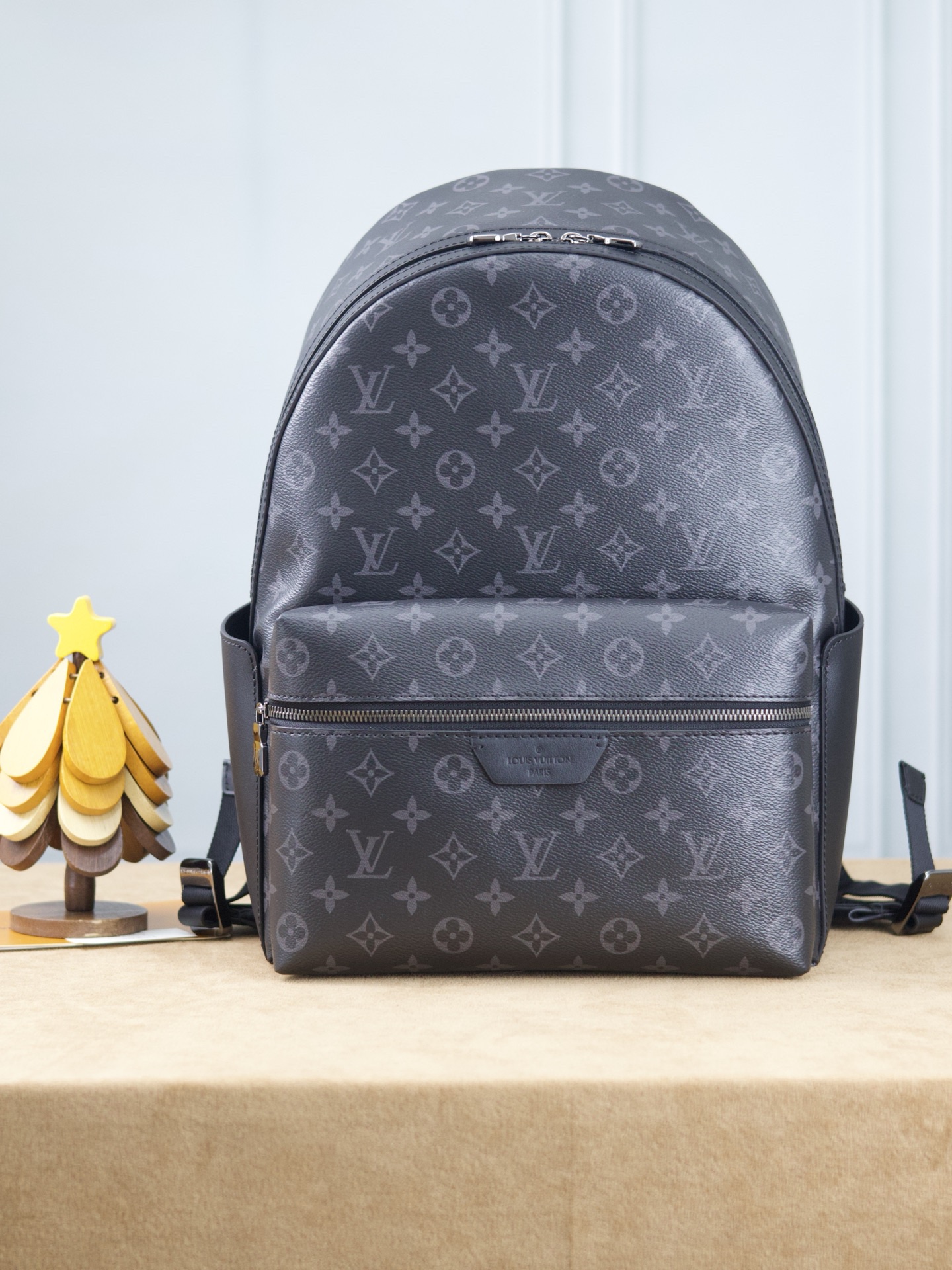 【163C01芯片版】
DISCOVERY 小號雙肩包
型號：M22558黑花
材料：進口原廠面料 原廠皮
尺寸：29x38x20cm