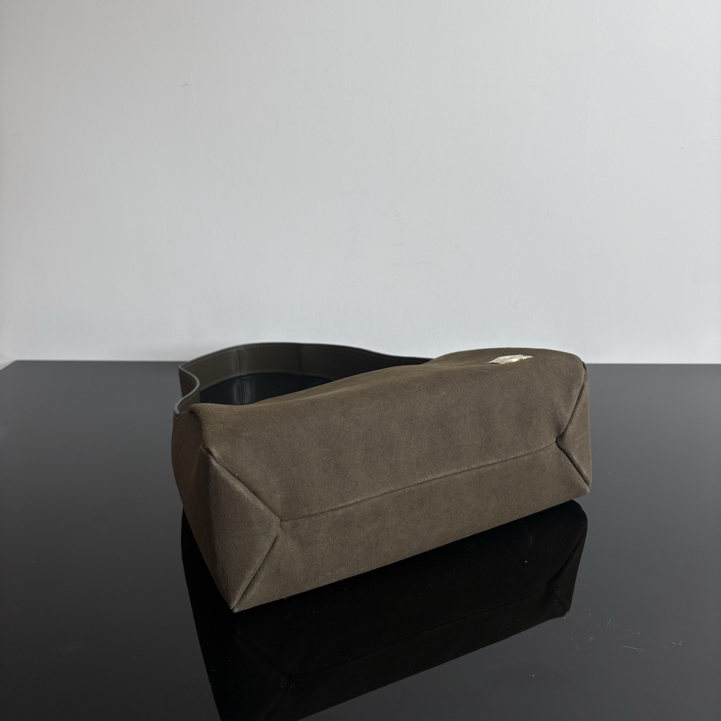 
新款hobo腋下包：CCC45荔枝紋黑色 灰色 酒紅
          CCC48鹿皮棕色 CCC48鹿皮墨綠
作為腋下包超級鬆弛下垂的風格，秋冬單品 容量超大還帶了一個磁扣的暗袋，出行遊玩或通勤都特別實用的一款。

尺寸：10*18*29。