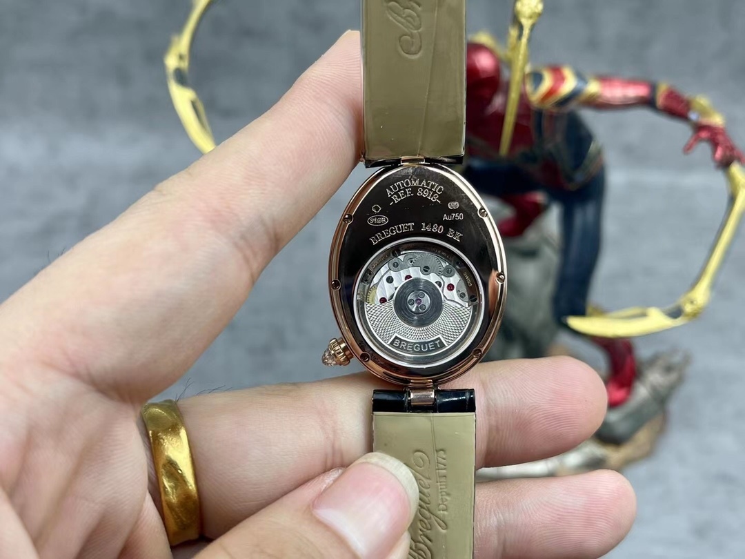 [玫瑰][玫瑰]最強 升級版 頂級 復刻女款 寶璣那不勒斯皇后系列，
【表殼】腕表尺寸分別為中號36.5x28.5毫米 
鵝卵形表殼高雅大氣，表殼外緣飾有錢幣紋。表圈和表殼周圍鑲嵌共117顆施華洛水晶（約0.99克拉）。表冠處鑲有一顆梨形晶石（約0.26克拉）
【精彩細節】
1.與原裝吻合，在表殼背部均打有貴金屬標識，效果清晰工整，彰顯腕表檔次。2.穹面玻璃，從側面看不僅有魚眼效果，還能折射鑽石帶來的璀璨光芒，更顯腕表高貴血統。
3.為了達到原裝K金質量的手感，調試了表殼內部結構的配重，做到重量與原版如出