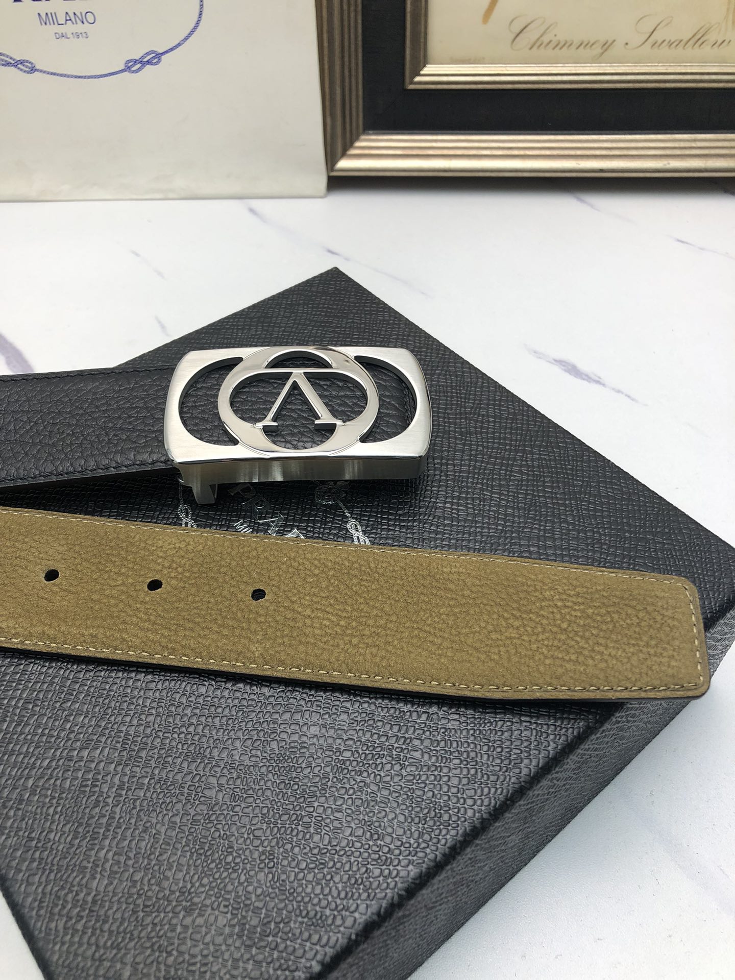 華倫天奴：原單頭層小牛皮壓花紋，內襯頭層鹿皮底，營造織紋外觀。飾以標誌原單扣。專櫃寬度4.0