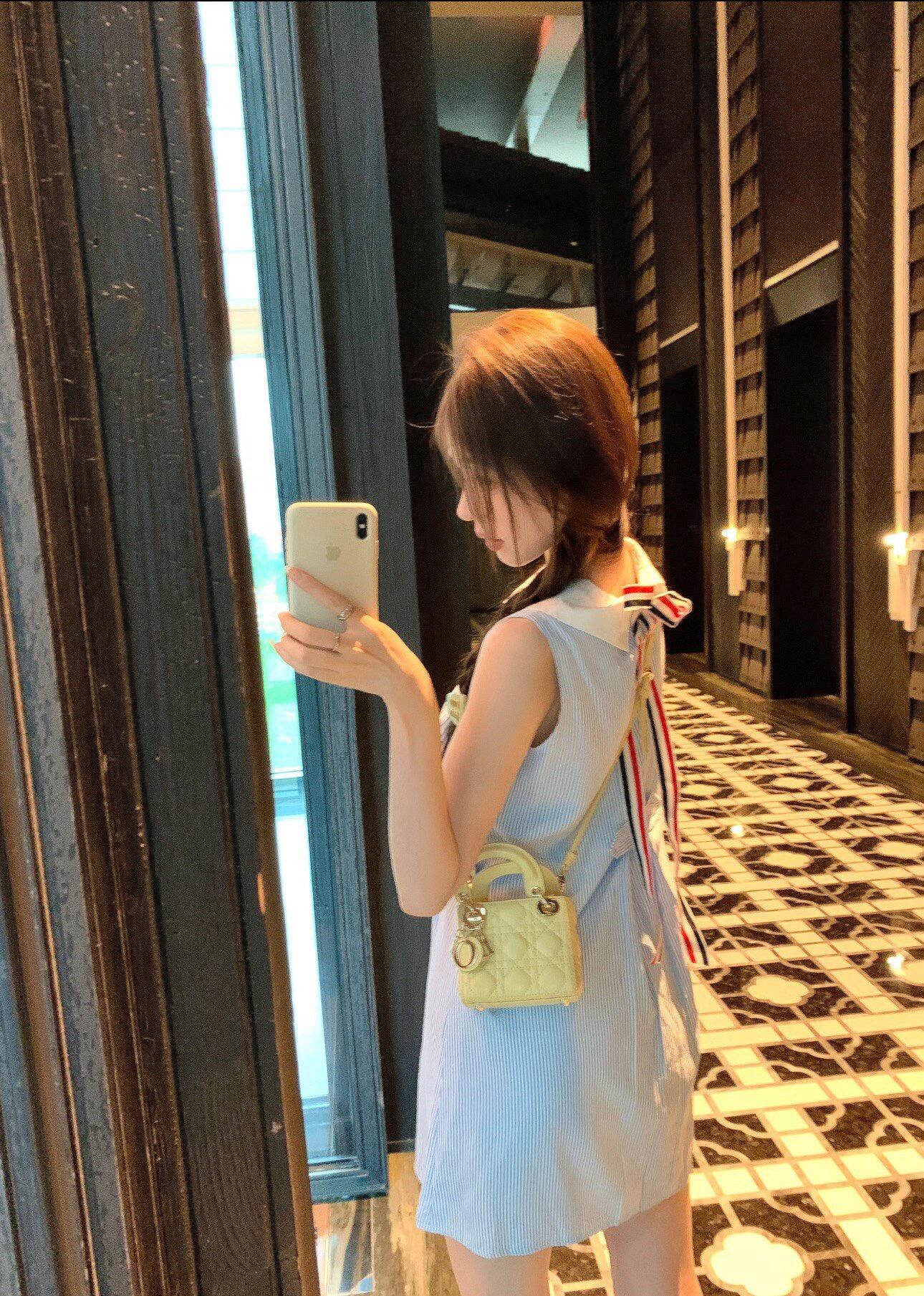 🔝Thom Browne TB 蝴蝶結條紋連衣裙
襯衫裙學院風，領口採用娃娃領設計，三色織帶可以前後裝飾，YB購買對版對標出版，定制面料，區別市場通貨。
尺碼：1 2 3