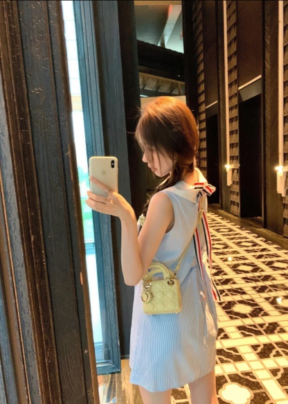 🔝Thom Browne TB 蝴蝶結條紋連衣裙
襯衫裙學院風，領口採用娃娃領設計，三色織帶可以前後裝飾，YB購買對版對標出版，定制面料，區別市場通貨。
尺碼：1 2 3