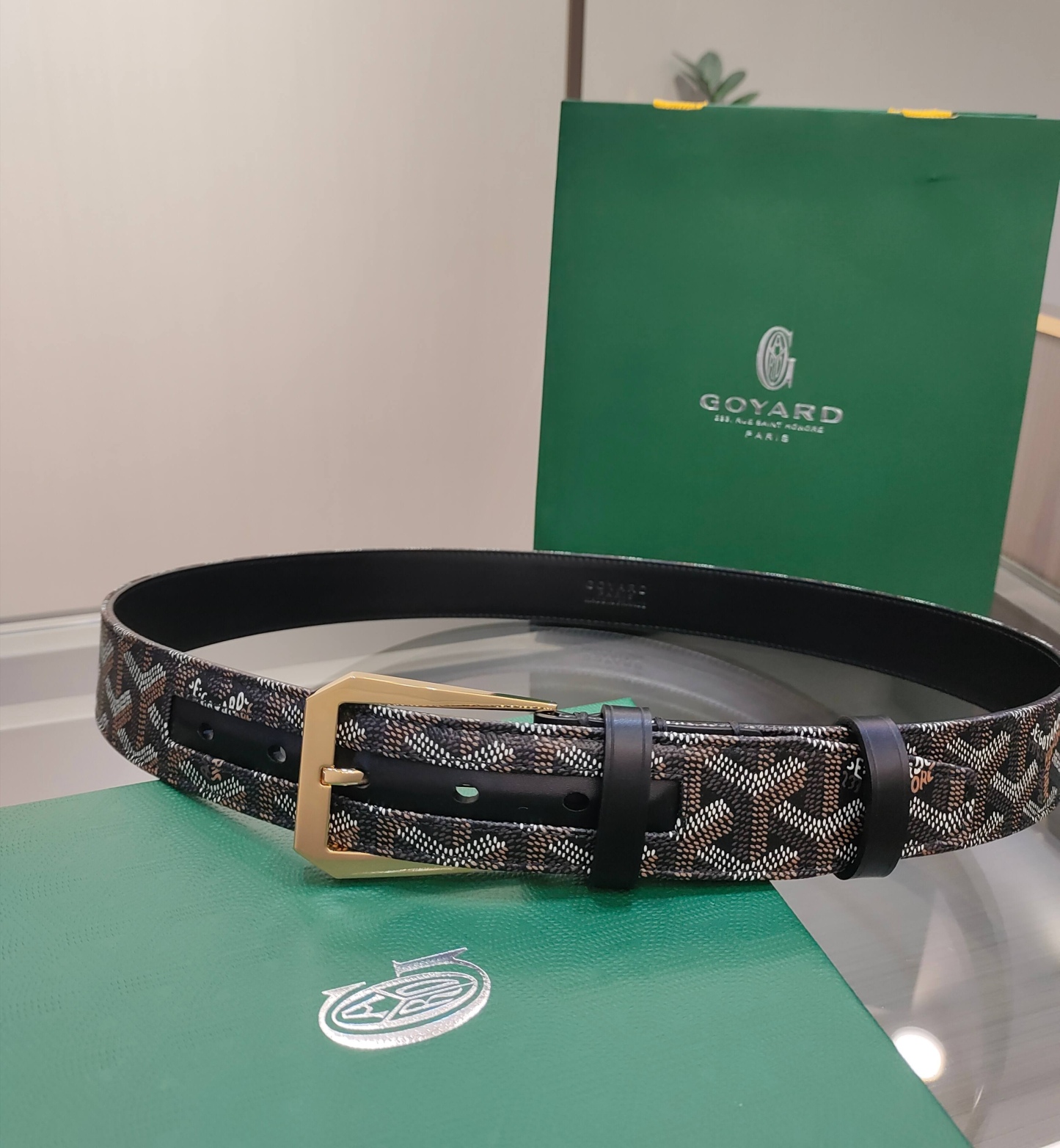 
Goyard(戈雅)腰帶源於法國奢侈品牌，設計風格簡約低調，腰帶身有標誌性帆布搭配進口頭層牛皮，腰帶扣採用簡約精品鋼扣，延續品牌的低調奢華，帶身寬度3.4CM，適用商務休閒日常佩戴。