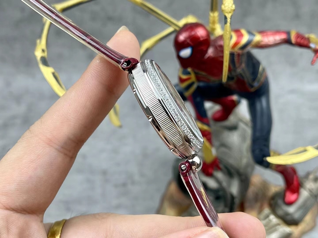 [玫瑰][玫瑰]最強 升級版 頂級 復刻女款 寶璣那不勒斯皇后系列，
【表殼】腕表尺寸分別為中號36.5x28.5毫米 
鵝卵形表殼高雅大氣，表殼外緣飾有錢幣紋。表圈和表殼周圍鑲嵌共117顆施華洛水晶（約0.99克拉）。表冠處鑲有一顆梨形晶石（約0.26克拉）
【精彩細節】
1.與原裝吻合，在表殼背部均打有貴金屬標識，效果清晰工整，彰顯腕表檔次。2.穹面玻璃，從側面看不僅有魚眼效果，還能折射鑽石帶來的璀璨光芒，更顯腕表高貴血統。
3.為了達到原裝K金質量的手感，調試了表殼內部結構的配重，做到重量與原版如出