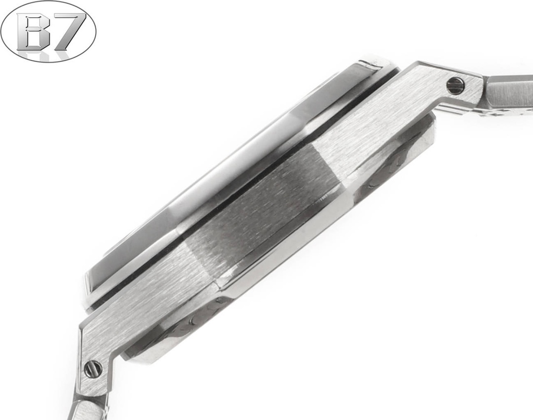 AP愛彼 女款愛彼皇家橡樹 剔除機芯甲板多餘部分，使之變得更加鏤空——成就鋼表巔峰—— 實力演繹 衛冕“鋼”王！【6大精妙之處】1.正品拆解開模，尺寸為37毫米與正品一致！2.完美還原正品表殼的每一處細節，盡顯正品“稜角分明 堅毅果敢”的陽剛氣質。3.鋼帶的做工無可挑剔，比市面上任何鋼帶表做工均要更上一層樓，鋼帶頭粒和表頭銜接的“緩衝帶”的鬆緊程度與正品一模一樣。4.自動陀的與原裝致敬，是市面唯一做到顏色於原裝一致的版本（市面一般版本均偏紅）其上的ap族徽雕刻獨一無二。