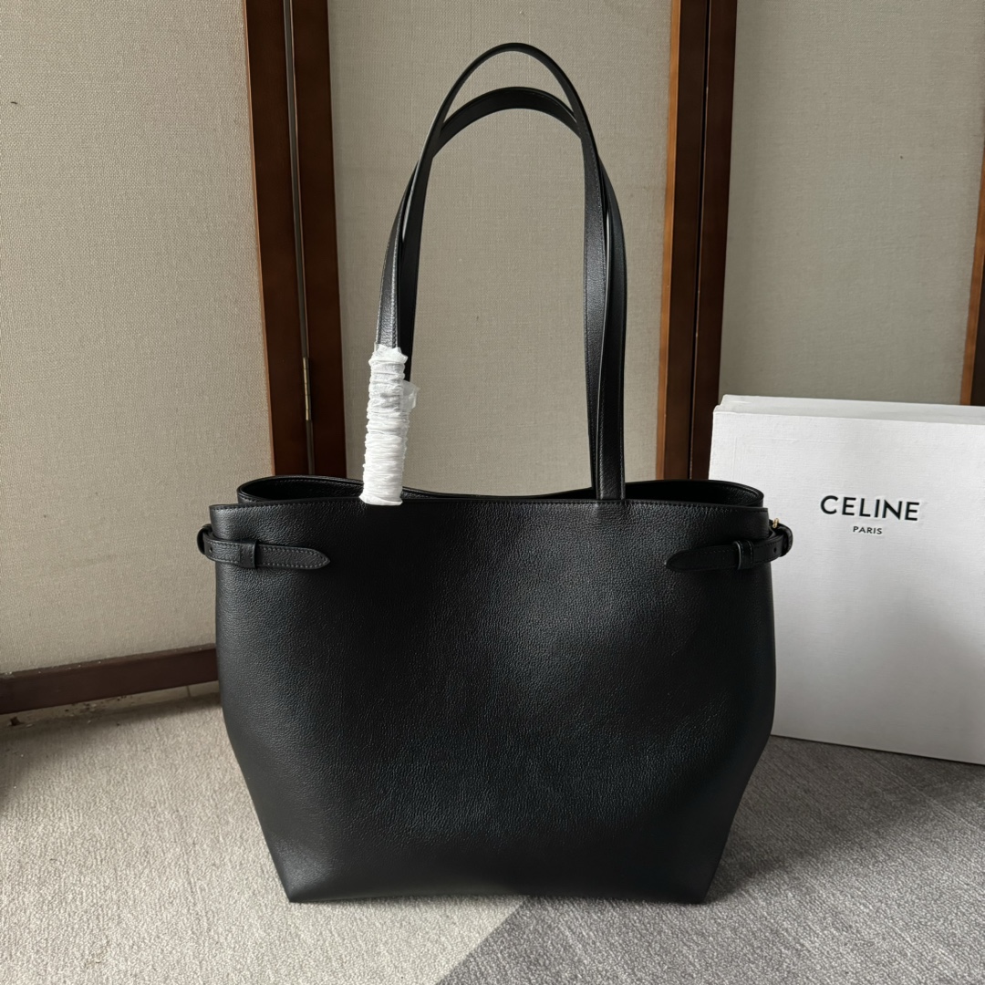 CELINE  24夏季新款Cabas 托特包👜
高級百搭又實用/購物袋的款式
展現著簡約美學和實用性～❤️
大容量設計～無論是日常出街還是通勤 都能輕鬆裝下各種物品～袋口可自主調節大小🌹
款號 116853 尺寸：54*29*15cm