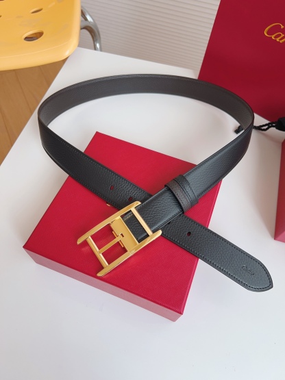 
Cartier（卡地亞）憑借匠心傑作展現與眾不同的美感，融合精湛工藝與經典設計，演繹雋永風格；瀟灑不羈，果敢獨立！此款式易搭配服飾；休閒正裝兩相宜。皮帶寬度：35mm