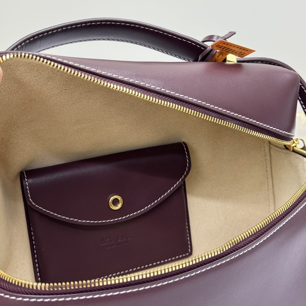 𝓻𝓸 𝓟𝓲𝓪𝓷𝓪 諾悠翩雅
𝑬𝒙𝒕𝒓𝒂 𝑩𝒂𝒈 𝑳𝟐𝟕 
寬開口加大容量斜挎包，包型設計更立體更有型，包身採用進口原廠小牛皮，手感柔軟而獨特，包包內部結構多了內袋。雙向加長拉鍊開合，配有My Charms金色金屬掛飾（LP特級純鋼五金配件）
size：27*16*10釐米
配全套專櫃禮盒包裝🎁