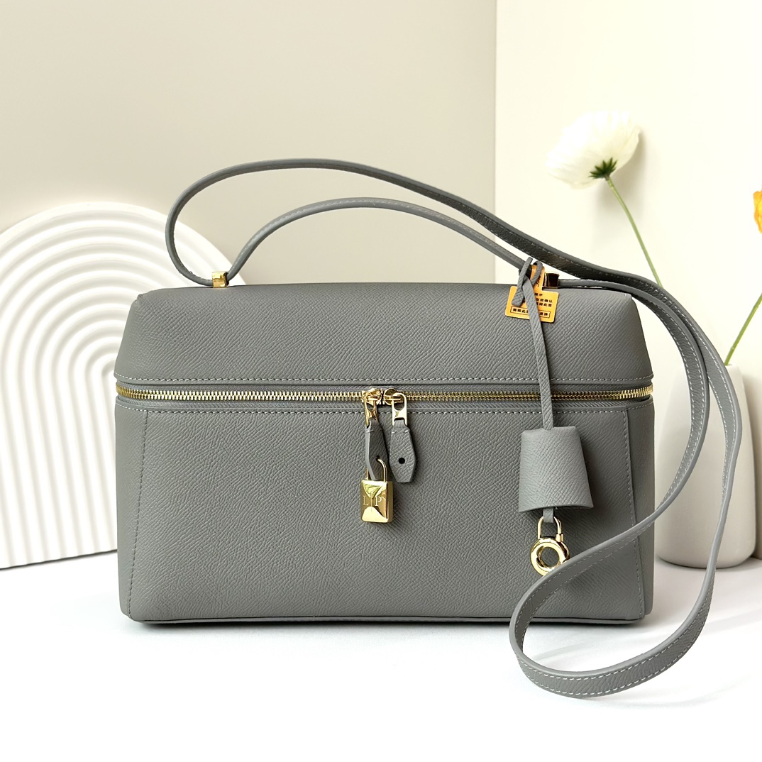 𝓛𝓸𝓻𝓸 𝓟𝓲𝓪𝓷𝓪 諾悠翩雅
𝑬𝒙𝒕𝒓𝒂 𝑩𝒂𝒈 𝑳𝟐𝟕 
寬開口加大容量斜挎包，包型設計更立體更有型，包身採用進口原廠小牛皮，手感柔軟而獨特，包包內部結構多了內袋。雙向加長拉鍊開合，配有My Charms金色金屬掛飾（LP特級純鋼五金配件）
size：27*16*10釐米
配全套專櫃禮盒包裝🎁