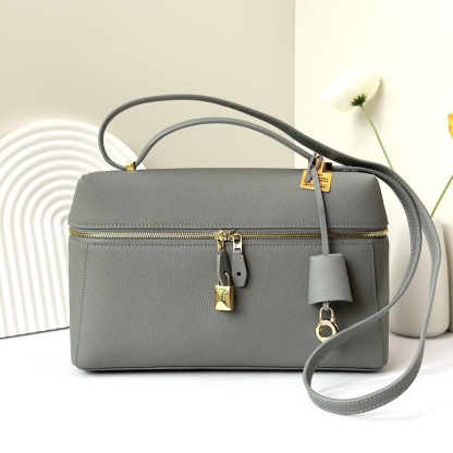 𝓛𝓸𝓻𝓸 𝓟𝓲𝓪𝓷𝓪 諾悠翩雅
𝑬𝒙𝒕𝒓𝒂 𝑩𝒂𝒈 𝑳𝟐𝟕 
寬開口加大容量斜挎包，包型設計更立體更有型，包身採用進口原廠小牛皮，手感柔軟而獨特，包包內部結構多了內袋。雙向加長拉鍊開合，配有My Charms金色金屬掛飾（LP特級純鋼五金配件）
size：27*16*10釐米
配全套專櫃禮盒包裝🎁