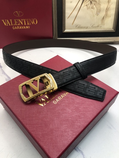 華倫天奴：原單頭層牛皮燙印花紋面，內襯頭層小牛皮底，搭配原單自動扣，可裁剪的自動帶，此款腰帶面雙採用意大利原定廠制進口牛皮帶身 ，對專版櫃足寬3.5