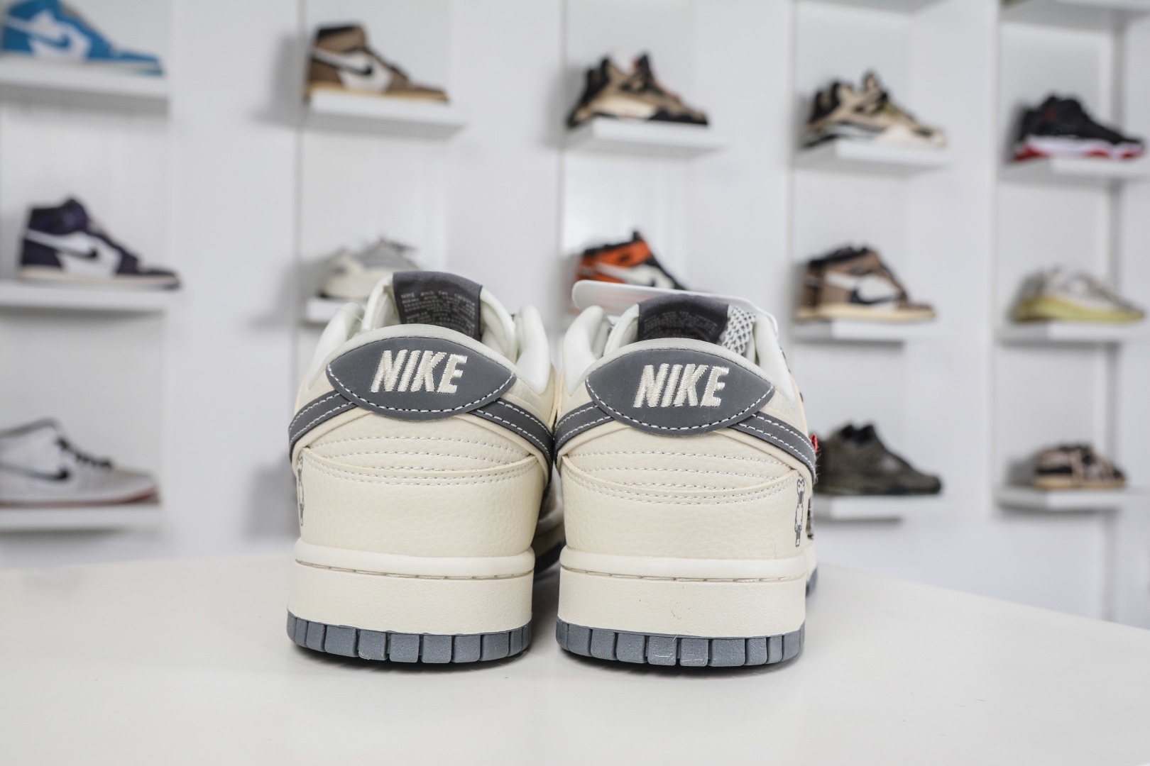 Nike SB Dunk Low x BE@RBRICK 暴力熊聯名-白灰雙鈎 
貨號：TX1688 006
尺碼：36 36.5 37.5 38 38.5 39 40 40.5 41 42 42.5 43 44 44.5 45