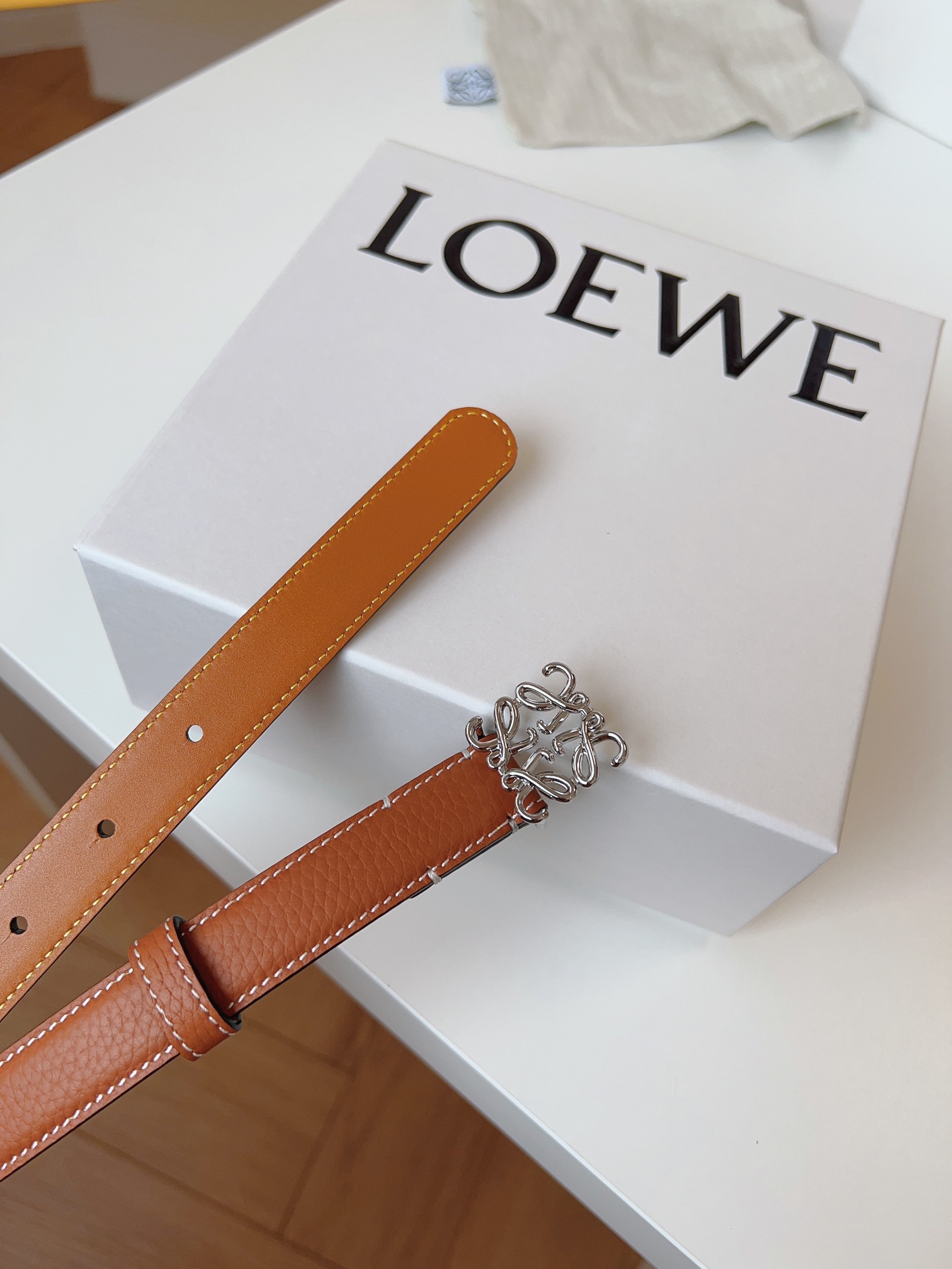 
Loewe 羅意威 經典粒面小牛皮，極簡風格的搭配，腰帶早已不是勒緊褲腰的工具，而是提升衣品，畫龍點睛的飾品；此款腰帶易搭配服飾。皮帶寬度：2.0cm