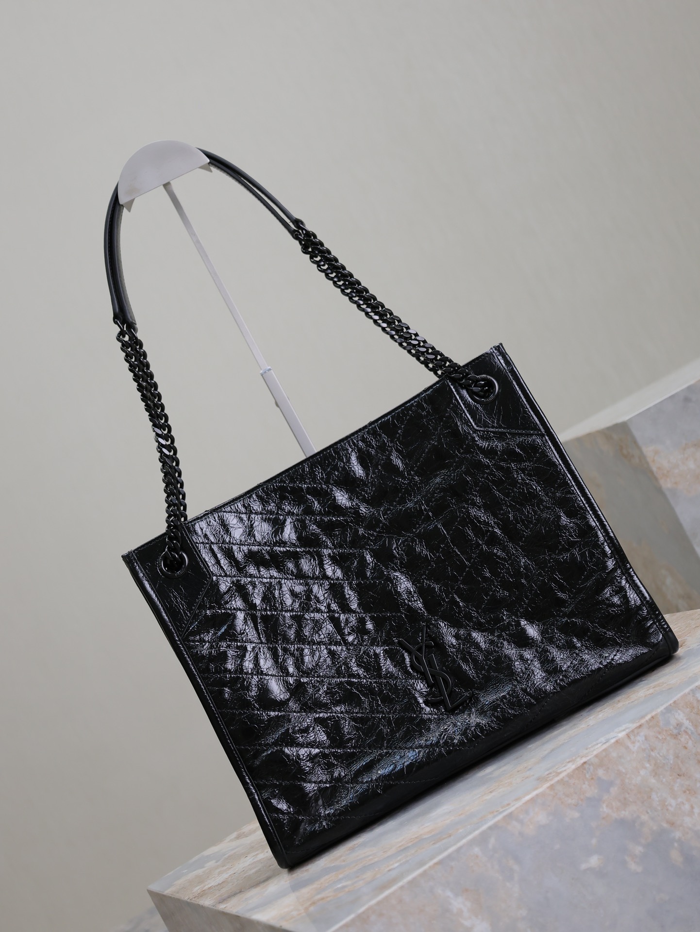 黑色黑扣·
Niki shopping bag_
意大利進口抓皺油蠟牛皮，五金是全牛皮包裹，工藝十分精湛！包袋中間有磁吸扣，保障了包包使用的安全性；內里有一拉鍊隔層及敞口插槽設計可放手機及零錢卡片，方便拿取，不會出現因為是大包而出現找不到東西的情況；包包自重非常輕，容量又足夠大，公文包、旅行包、購物袋、媽媽包隨意切換，實用性爆表！
型號：577999
尺寸：33x27x11.5cm