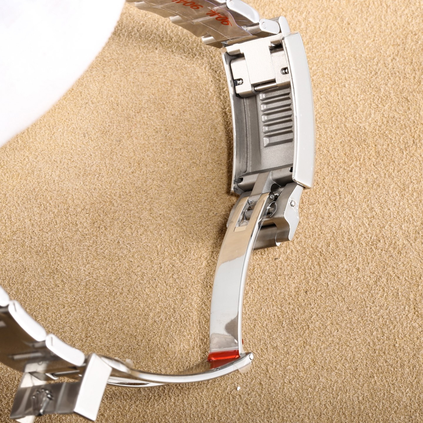 
第四代 BLAKEN 款水鬼系列：間金黑勞力士的暗夜傳奇
 
一、巔峰之作，酷炫呈現
 
- BLAKEN 高級改裝水鬼系列，專為追求獨特與個性的您打造。它將勞力士的經典魅力與現代改裝美學完美融合，讓您在任何場合都能展現出美與酷的獨特氣質。
 
二、精湛工藝，極致還原
 
- 表身間金黑化：表身採用 DLC 黑化處理，不僅增添了神秘深邃的質感，更使其耐磨性大幅提升，經久耐用。
- 錶盤特效：Blacken 改裝團隊精心復刻的一比一錶盤，以 100%的還原度重現獨特魅力，每一次凝視錶盤，都彷彿置身於神秘