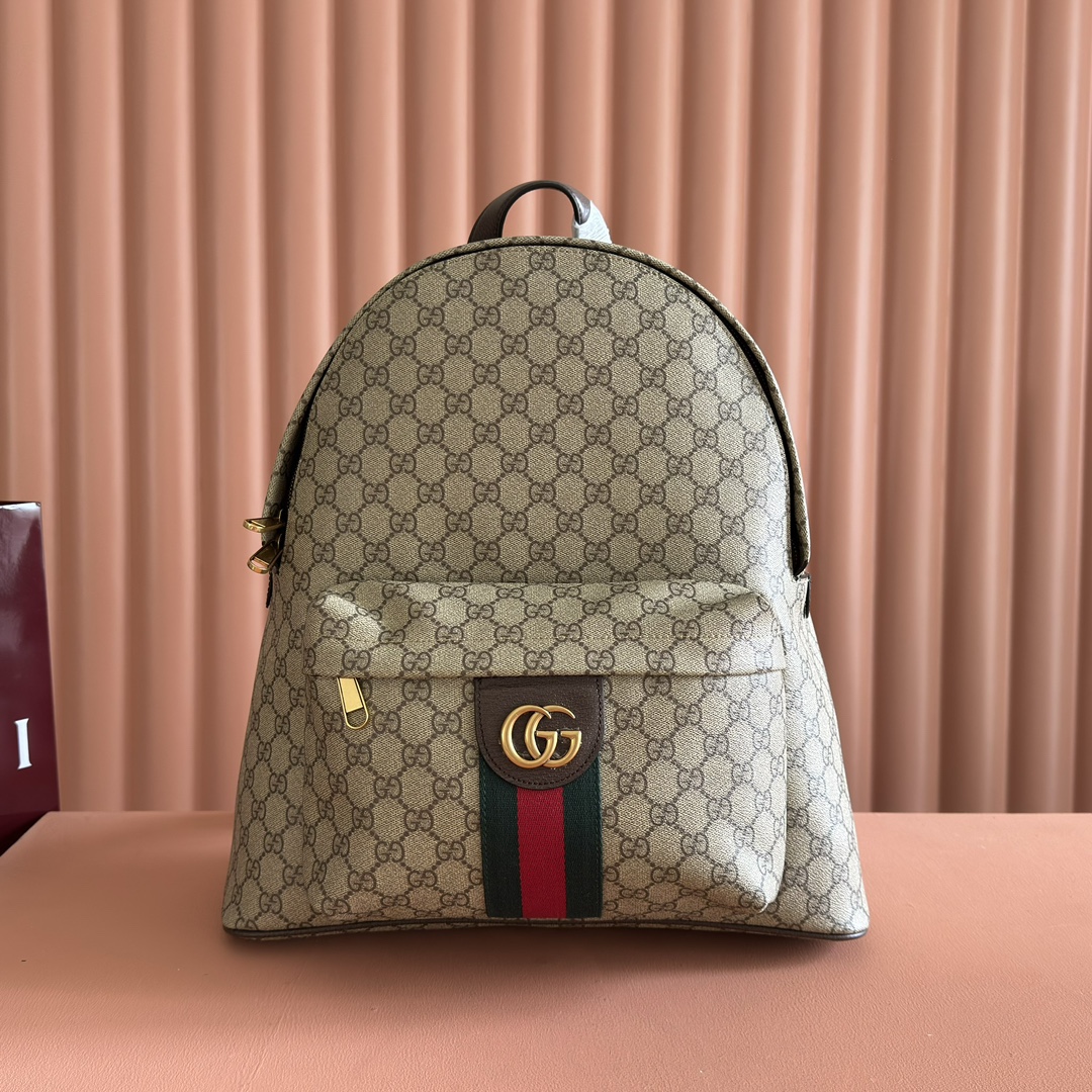 💋💋💋《配全套原廠專櫃包裝》【新品】Ophidia系列匠心選用白色配色，搭配經典廓形與新增功能性設計，甄選觸感柔軟的織物打造。這款背包以柔軟GG Supreme材質打造，匠心綴飾雙G標識和紅綠織帶細節。
