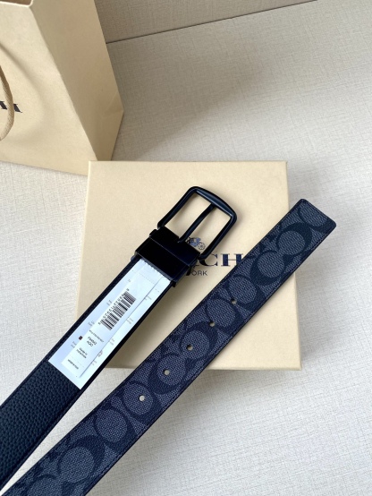 寬度3.8cm COACH 這款雙面腰帶一面為經典標誌帆布材質，另一面為精制皮革材質，配有標誌性扣件，將兩種外形合二為一。通過簡單的說明，可用剪刀剪裁至完美合身度。
標誌印花配頭層牛皮
可裁剪
雙面
38M (寬)