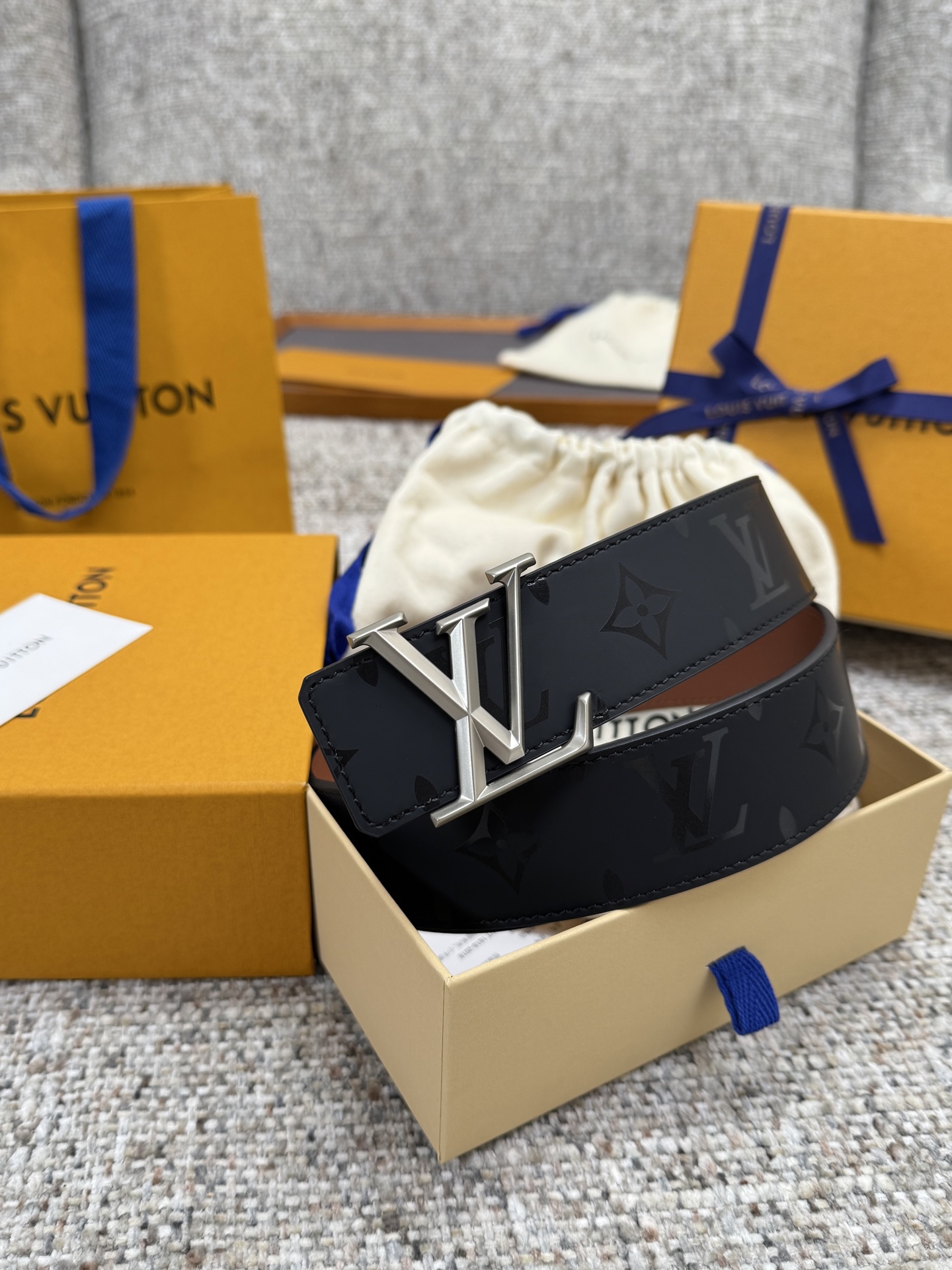 
Louis Vuitton LV腰带 丝印系列 原厂五金 精致手工绘边 柔软舒适 宽4.0