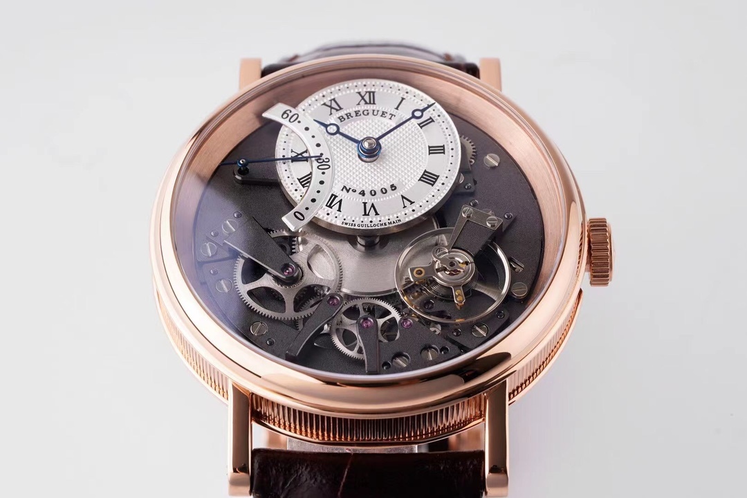 ZF超級大作 寶璣Tradition傳世系列！全自動逆跳秒針腕表！火爆來襲！

耗時近4年 潛心研發機芯 重金打造 至誠大作！——實現原裝全部功能！

【精彩細節】腕表尺寸40mmX11.65吻合正品ZF憑借豐富的復刻經驗，殼身打磨精細，造型簡潔精美，今纖薄表殼更顯優雅！上下採用整枚藍寶石水晶玻璃打造通透無比，充分展現了寶璣的經典設計。
【技術突破】超精密1比1原裝機芯開發研制而成。原本隱藏在錶盤底板之下的板橋、齒輪、擒縱機構、發條盒等機芯部件清晰展露。今精密機械運轉的奧秘毫無保留的呈現於眼前。10點鐘位