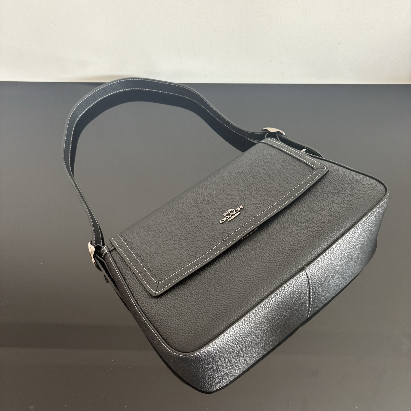 
[新品]COACH/蔻馳奧萊女士ETTA 29號翻蓋單肩包腋下包 CCE56 29*21*12