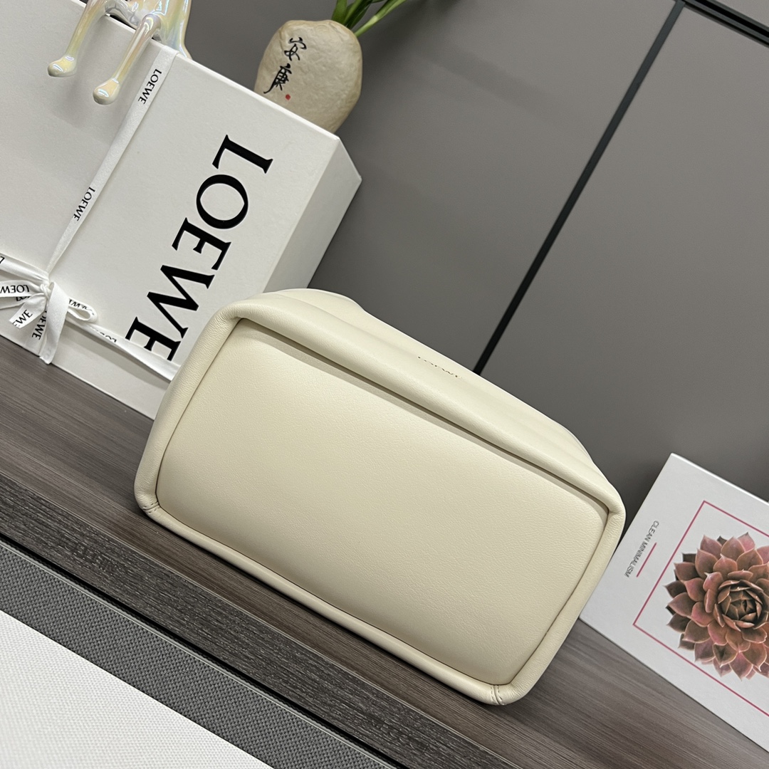 LO℮w℮🌟小號🆕納帕羊皮Squeeze手袋👜一款精緻而柔美的全新手袋，採用觸感柔軟的納帕皮革製成。這款順手藝是傳統工藝、創新研究和獨特設計的傑作，具備令人驚訝的輕盈褶皺包身、可調節甜甜圈鏈條和觸感柔軟的提手。此小號版本採用納帕羊皮革打造。*可肩背、斜挎或手提*可調節鏈條肩帶，搭配Anagram攜刻鵝卵石，附加額外鏈條，可進一步延長肩帶*磁扣開合*內部拉鍊口袋*無襯里*lo*ewe燙金或燙銀。
size：29*10.5*24CM
型號：652329 全鋼五金（配全套包裝）