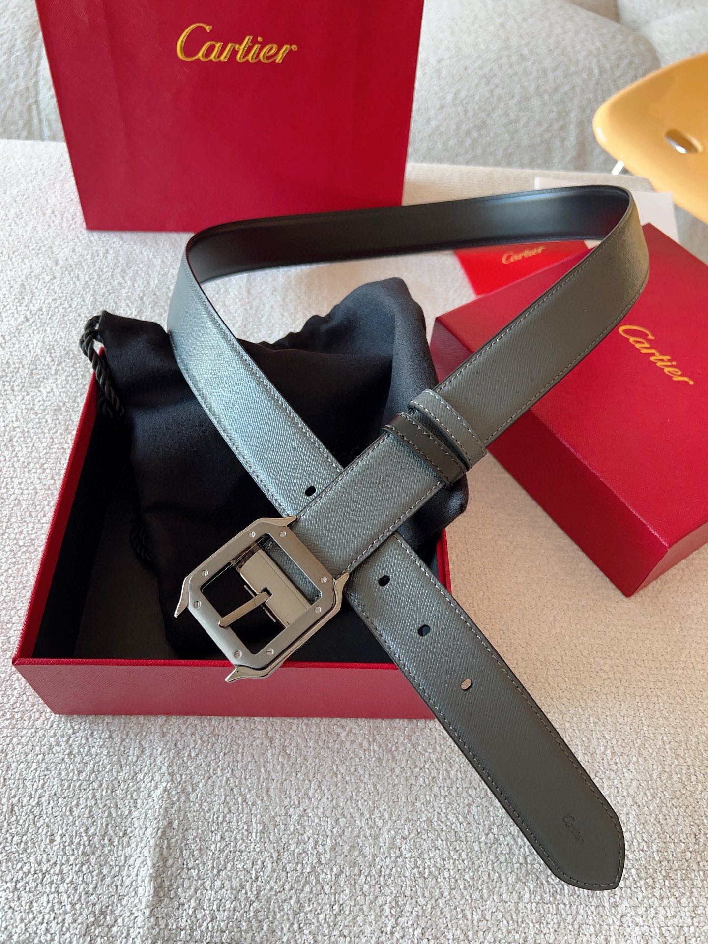 
Cartier（卡地亞）憑借匠心傑作展現與眾不同的美感，融合精湛工藝與經典設計，演繹雋永風格；瀟灑不羈，果敢獨立！此款式易搭配服飾；休閒正裝兩相宜。皮帶寬度：35mm