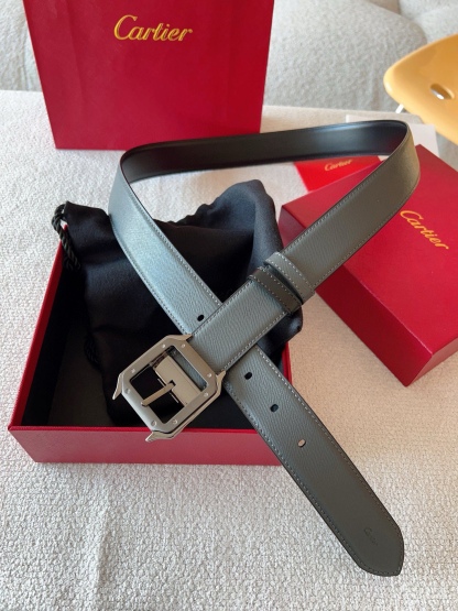 
Cartier（卡地亞）憑借匠心傑作展現與眾不同的美感，融合精湛工藝與經典設計，演繹雋永風格；瀟灑不羈，果敢獨立！此款式易搭配服飾；休閒正裝兩相宜。皮帶寬度：35mm