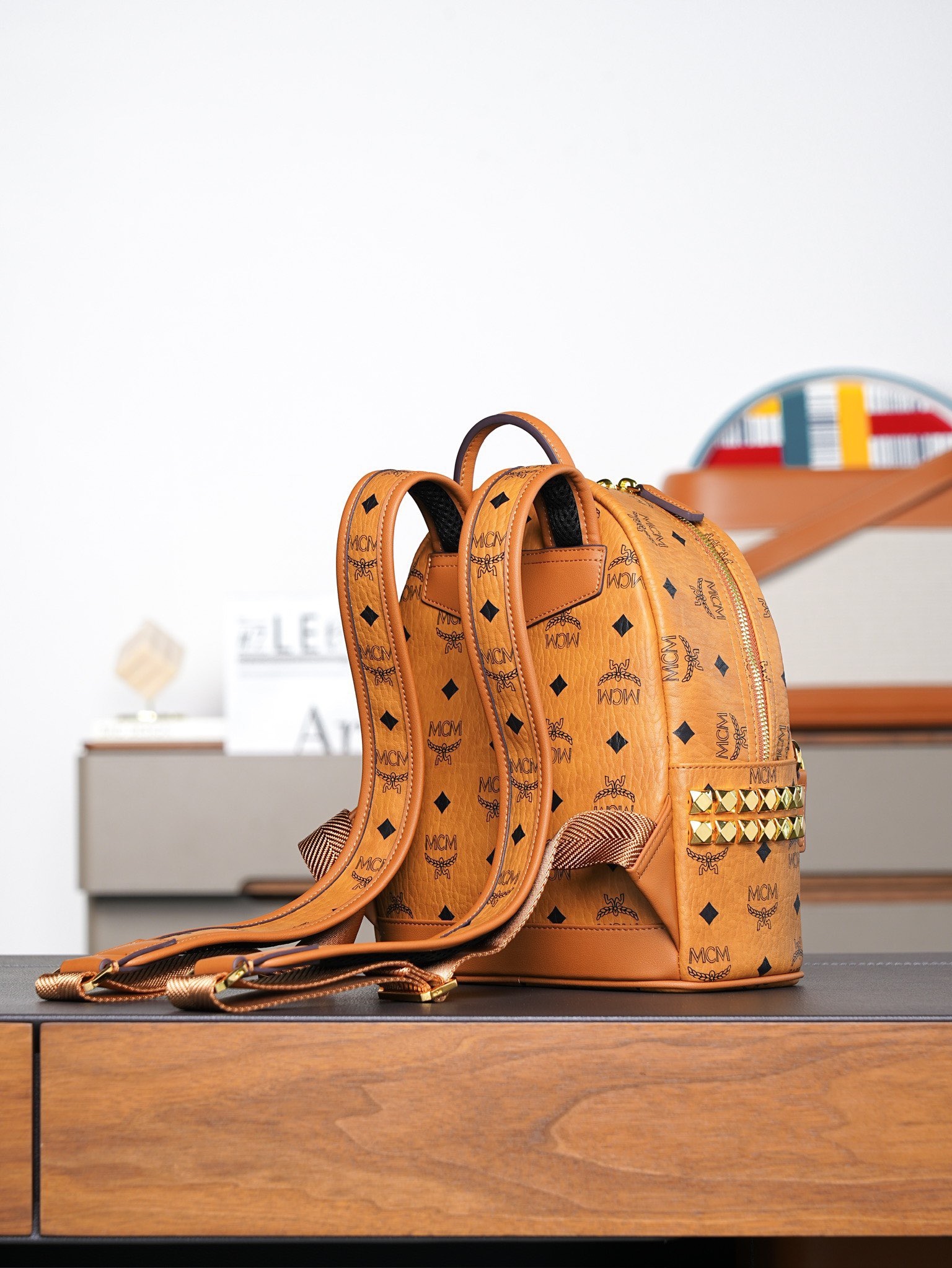 ®全新升级®𝙈𝘾𝙈 𝙎𝙩𝙖𝙧𝙠 𝙎𝙞𝙙𝙚 𝙎𝙩𝙪𝙙𝙨𝘽𝙖𝙘𝙠𝙥𝙖𝙘𝙠 𝙞𝙣 𝙑𝙞𝙨𝙚𝙩𝙤𝙨干邑色迷你号#铆钉双肩背包®️经典干邑色
# 这款MCM经典款的缩小版本 我们采用了标志性的Visetos涂层帆布 配以奢华的人造皮衬里和铆钉饰边。单品适合各种搭配 创新设计可以利用肩带秒变斜挎包、双肩包、单肩包、腰包和手提包。用这款特迷你Stark双肩背包秀出新风格