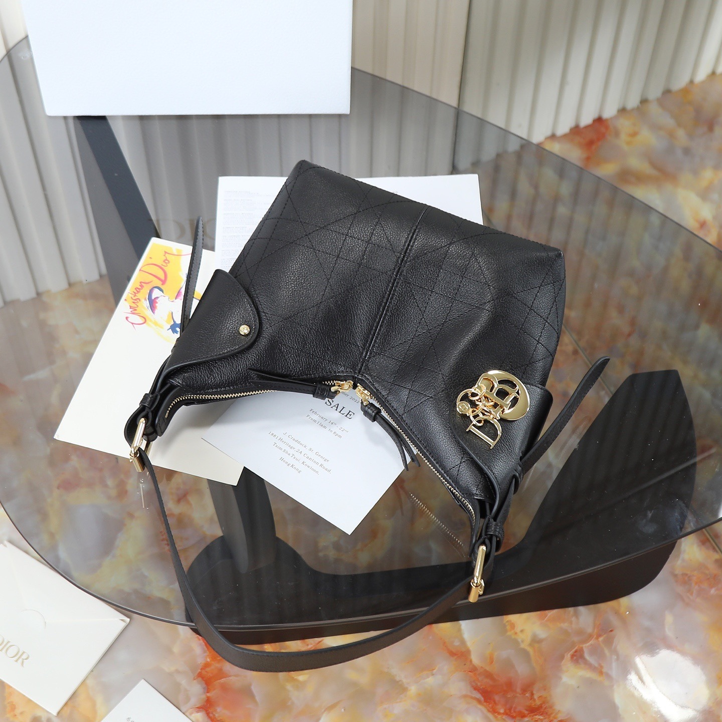 原廠皮 小號粒面牛皮 黑色 

Voyage秋冬系列油蠟皮
又是一個王炸級別，直接擊中心巴上
自帶鬆弛感，包形柔軟又隨意
復古的油蠟牛皮，經典藤紋格，雙拉鍊設計
整體高級又時髦，精緻感滿滿的字母吊墜
細節非常到位，超大的容量，自用超輕便
時髦精們都懂這款的含金量

型號：2845

size:22*9.5*15cm