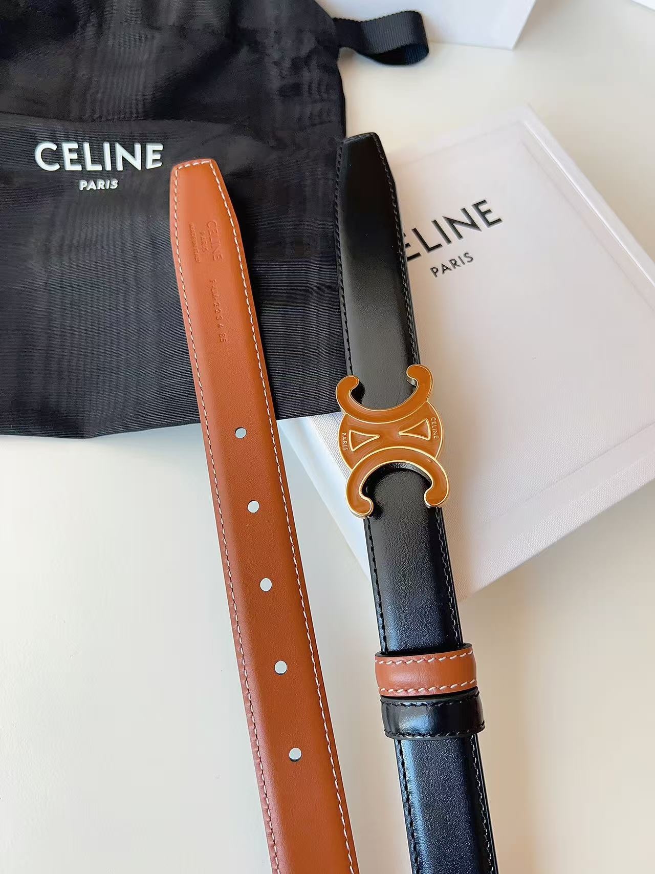 CÉLINE  凱旋門家新款ALIX 中號25毫米雙面腰帶
這款採用牛皮革，滴膠飾面，可拆卸橢圓形搭扣，雙面腰帶，TRIOMPHE雙面飾釘.
寬度：2.5cm
