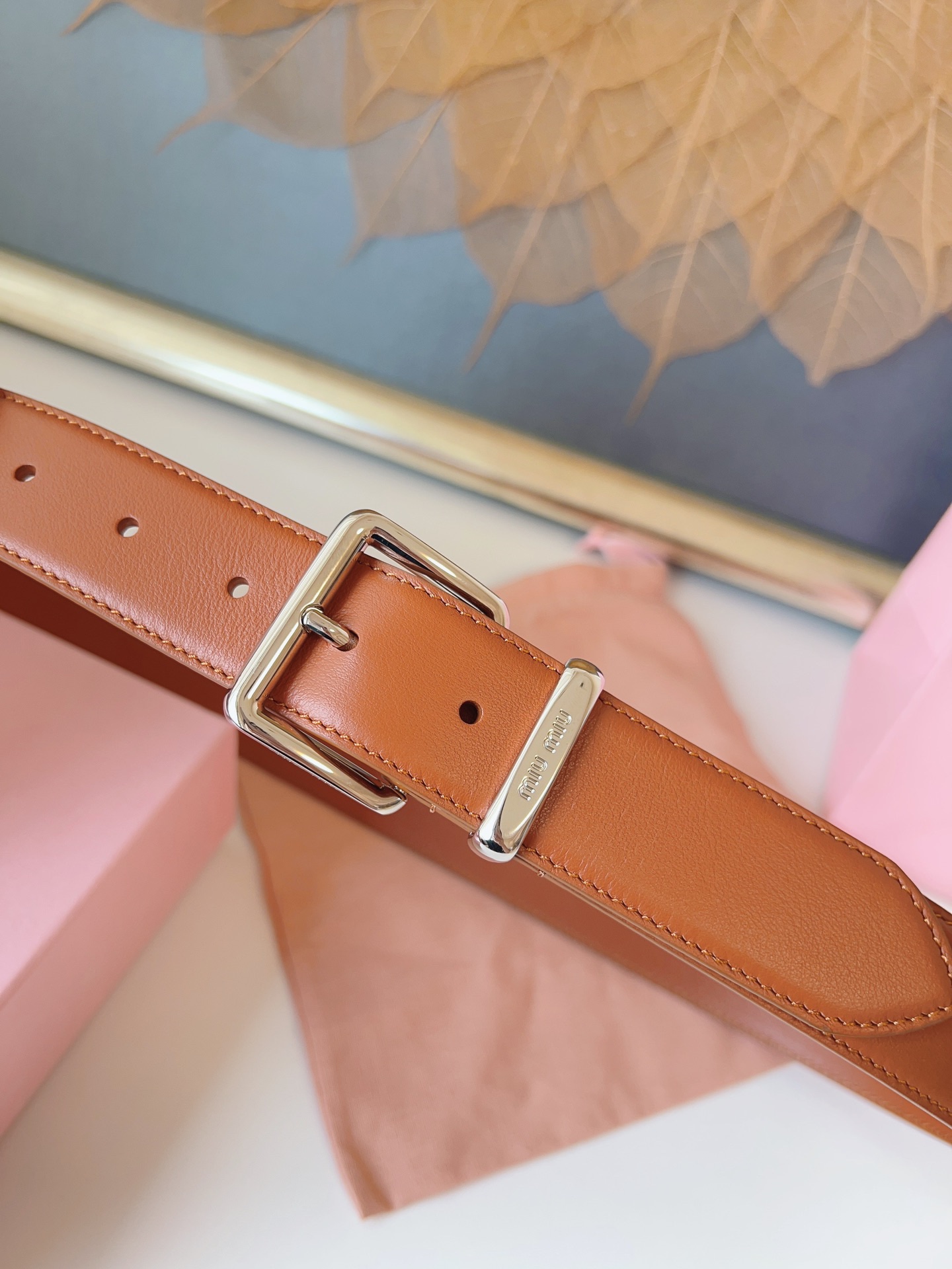 这款皮革腰帶設計簡約而優雅，腰帶環伴以Miu Miu徽標。雙面進口小牛皮 金屬搭扣 腰帶環飾激光雕刻徽標 寬度: 3.5cm
