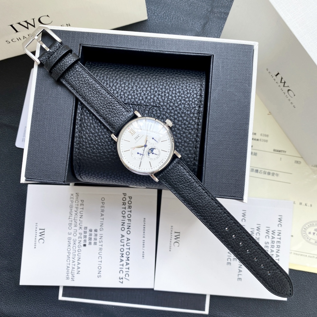 🔥顏值巔峰  傾情演繹🔥
IWC旗下最耀眼的明星，萬年一瞬，品鑒IWC萬國柏濤菲諾萬年曆腕表！
1⃣️ 【機芯】採用3836-2型自制機芯，其機芯運轉穩定，月相處更是1:1還原正品，在光線下月相中的星星太陽更是明亮發光，走時精准，幾乎零返修！
2️⃣【表殼】正品開模，1:1完美還原！腕表尺寸40mm，整個表殼採用獨家研發的CNC精磨工藝，與原裝工藝效果如出一轍！
3️⃣【錶盤】錶盤12刻度細節精益求精，1:1還原鍍銀錶盤，9位更是1:1還原閏年設計，採用雙面防反光拱形鍍膜鏡面，使其整體錶盤質感更佳