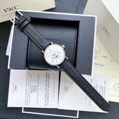 🔥顏值巔峰  傾情演繹🔥
IWC旗下最耀眼的明星，萬年一瞬，品鑒IWC萬國柏濤菲諾萬年曆腕表！
1⃣️ 【機芯】採用3836-2型自制機芯，其機芯運轉穩定，月相處更是1:1還原正品，在光線下月相中的星星太陽更是明亮發光，走時精准，幾乎零返修！
2️⃣【表殼】正品開模，1:1完美還原！腕表尺寸40mm，整個表殼採用獨家研發的CNC精磨工藝，與原裝工藝效果如出一轍！
3️⃣【錶盤】錶盤12刻度細節精益求精，1:1還原鍍銀錶盤，9位更是1:1還原閏年設計，採用雙面防反光拱形鍍膜鏡面，使其整體錶盤質感更佳