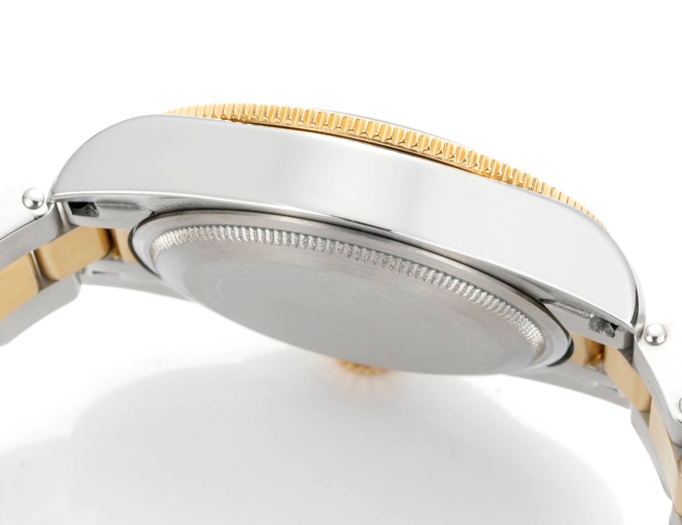 升級版帝舵 TUDOR   碧灣系列對於帝舵來說，無疑是一個龐大的產品線，在今年推出了一隻全新的單色碧灣，以絕對的實力被認為是勞力士無歷黑水鬼的平替！今年推出的這只全新單色碧灣，也迎來了碧灣第三次制表科技和煥新美學風格上的革新。
1.新款碧灣迎來新的改革，升級夜光珠，而正品同步凹入式，搭配的是圓拱形藍寶石表鏡，更顯復古感📸 
2.腕表採用不鏽鋼材質打造表殼，經過精細的磨光與磨砂處理，呈現出獨特的質感和光澤度。同勞力士水鬼一樣，表殼採用41毫米尺寸，也是沿襲了“原版”碧灣的直徑，既適合日常佩戴