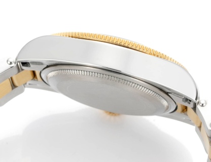 升級版帝舵 TUDOR   碧灣系列對於帝舵來說，無疑是一個龐大的產品線，在今年推出了一隻全新的單色碧灣，以絕對的實力被認為是勞力士無歷黑水鬼的平替！今年推出的這只全新單色碧灣，也迎來了碧灣第三次制表科技和煥新美學風格上的革新。
1.新款碧灣迎來新的改革，升級夜光珠，而正品同步凹入式，搭配的是圓拱形藍寶石表鏡，更顯復古感📸 
2.腕表採用不鏽鋼材質打造表殼，經過精細的磨光與磨砂處理，呈現出獨特的質感和光澤度。同勞力士水鬼一樣，表殼採用41毫米尺寸，也是沿襲了“原版”碧灣的直徑，既適合日常佩戴