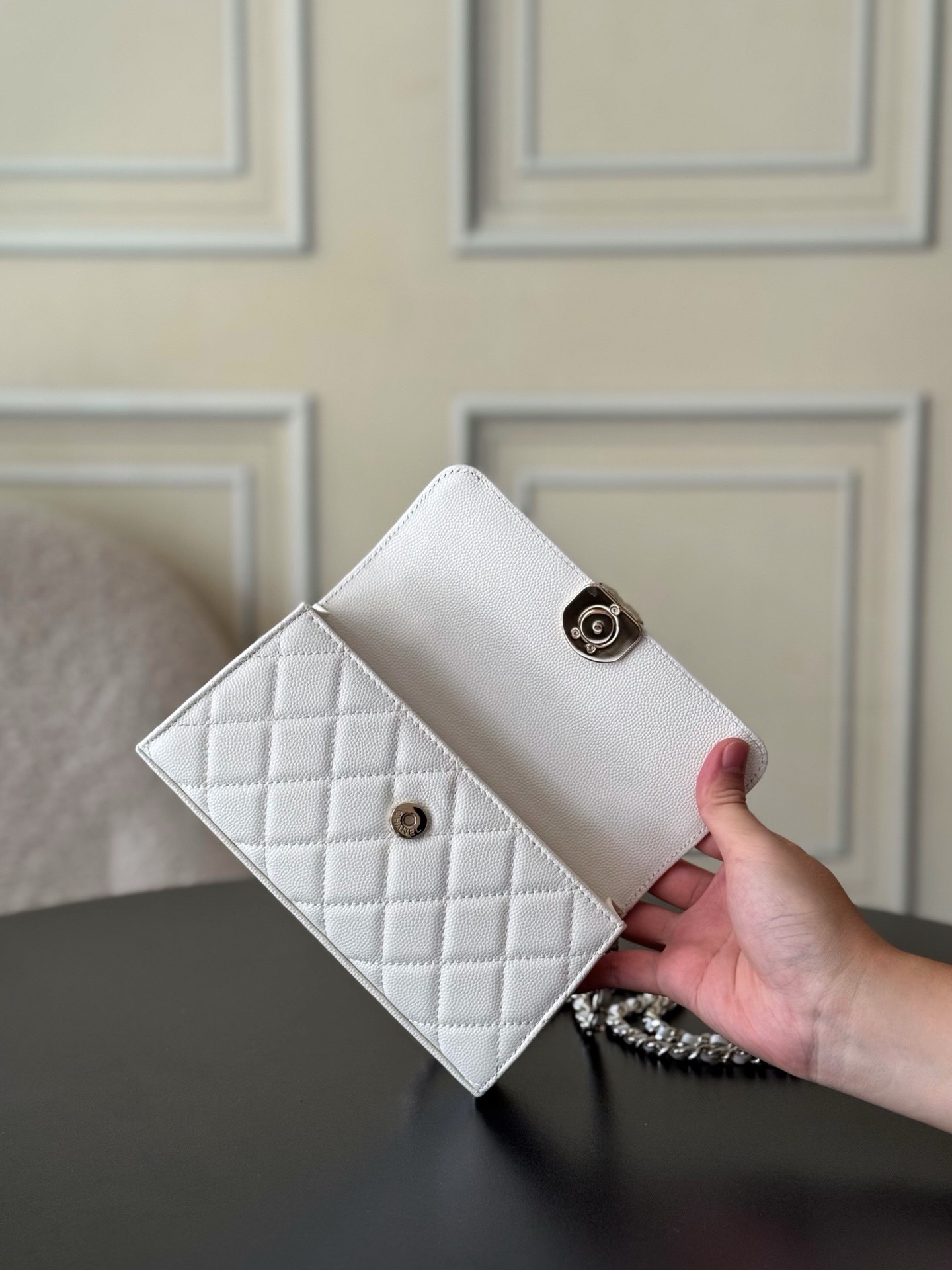 Chanel 25S 新款本季 最火的小球牛皮Kelly 手柄包
這顆絕對是黑馬
第一眼看到就深深愛上💕
顏值不必說 直接閉眼入不會錯
很好打理 也是百搭型
實現了單背斜挎腋下背手拎的效果📷
簡直就是福音〰️
很精緻 值得珍藏🔝

五金：全鋼18K淺金
皮料：獨家Haas小牛皮
尺寸：𝟏8*𝟏0*4.𝟓 𝚌𝚖
型號：AS3238