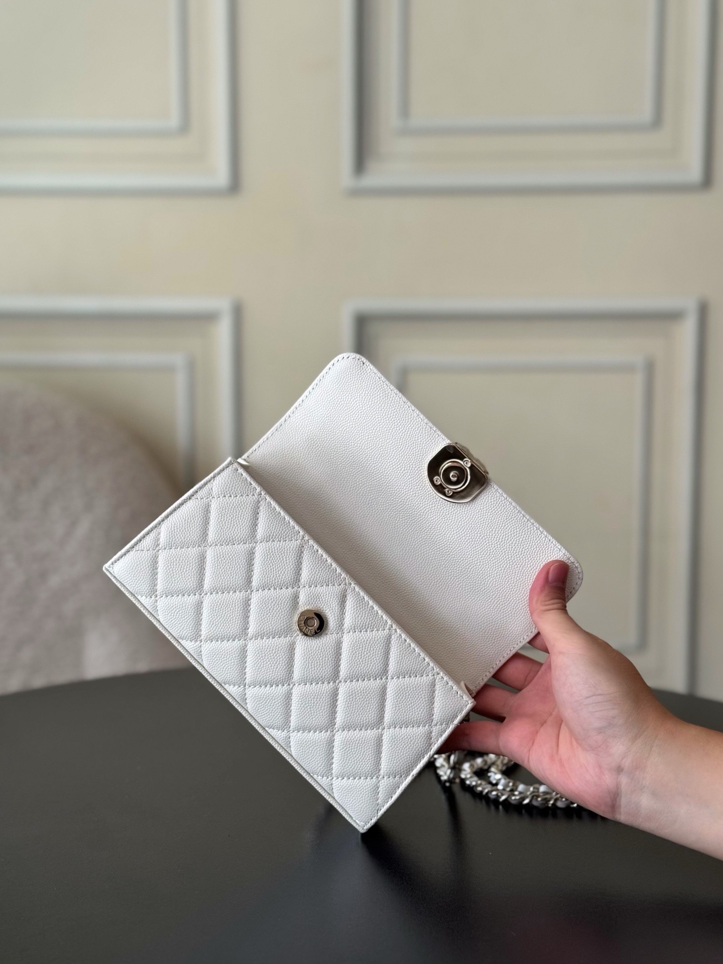 Chanel 25S 新款本季 最火的小球牛皮Kelly 手柄包
這顆絕對是黑馬
第一眼看到就深深愛上💕
顏值不必說 直接閉眼入不會錯
很好打理 也是百搭型
實現了單背斜挎腋下背手拎的效果📷
簡直就是福音〰️
很精緻 值得珍藏🔝

五金：全鋼18K淺金
皮料：獨家Haas小牛皮
尺寸：𝟏8*𝟏0*4.𝟓 𝚌𝚖
型號：AS3238