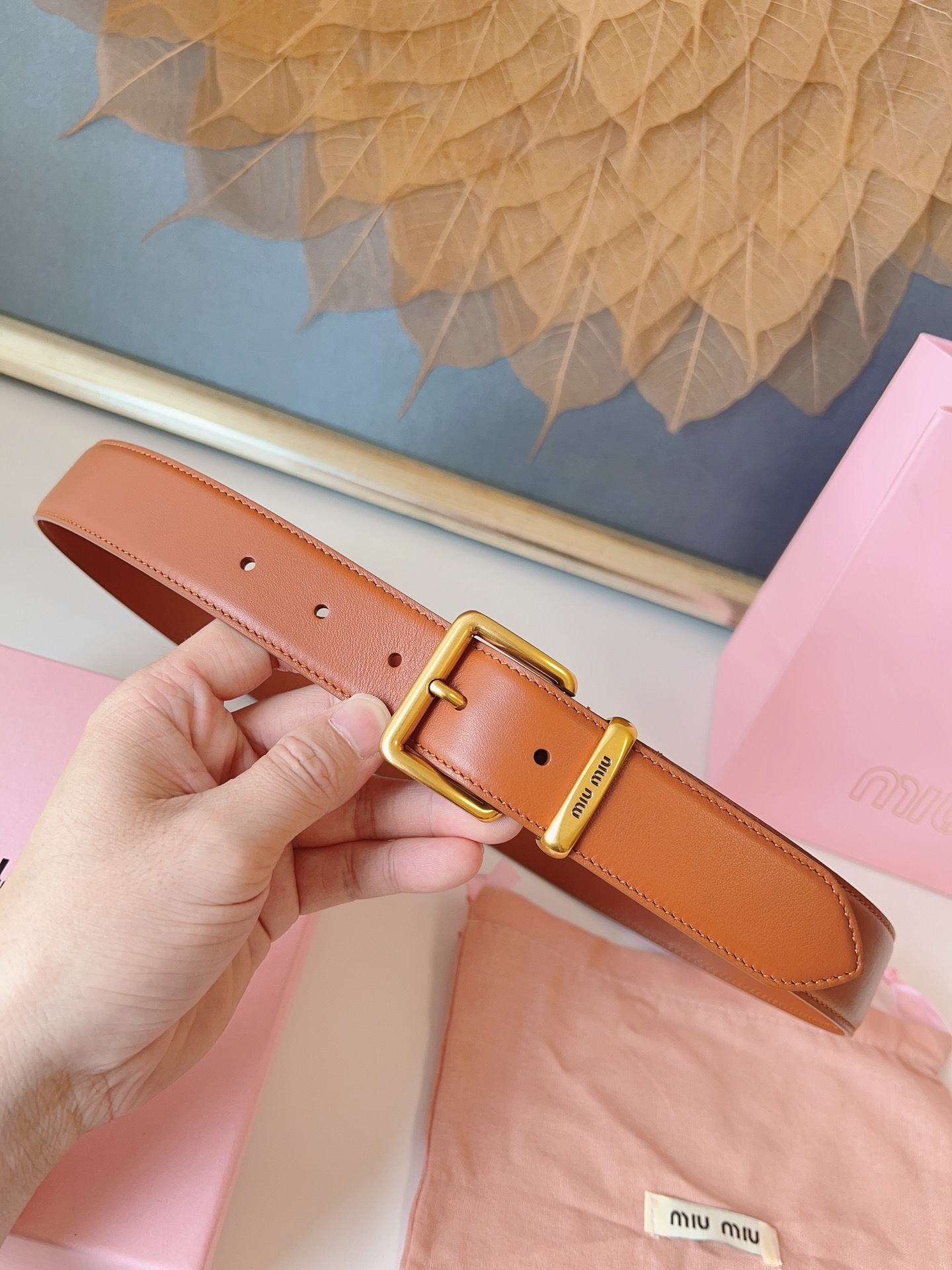这款皮革腰帶設計簡約而優雅，腰帶環伴以Miu Miu徽標。雙面進口小牛皮 金屬搭扣 腰帶環飾激光雕刻徽標 寬度: 3.5cm
