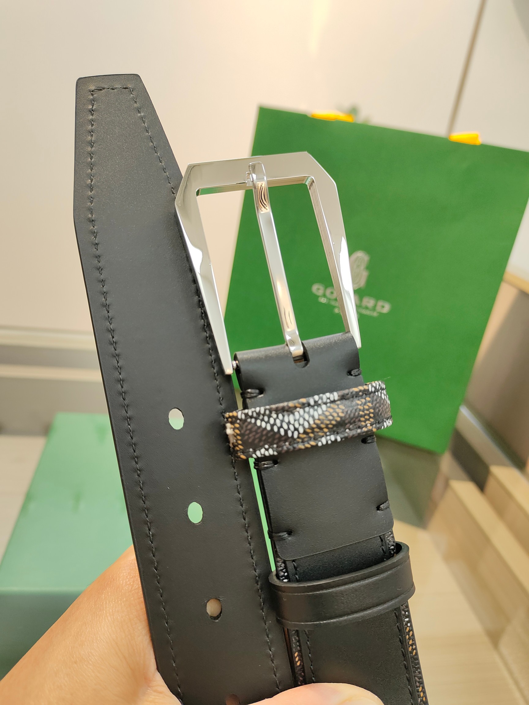 
Goyard(戈雅)腰帶源於法國奢侈品牌，設計風格簡約低調，腰帶身有標誌性帆布搭配進口頭層牛皮，腰帶扣採用簡約精品鋼扣，延續品牌的低調奢華，帶身寬度3.4CM，適用商務休閒日常佩戴。