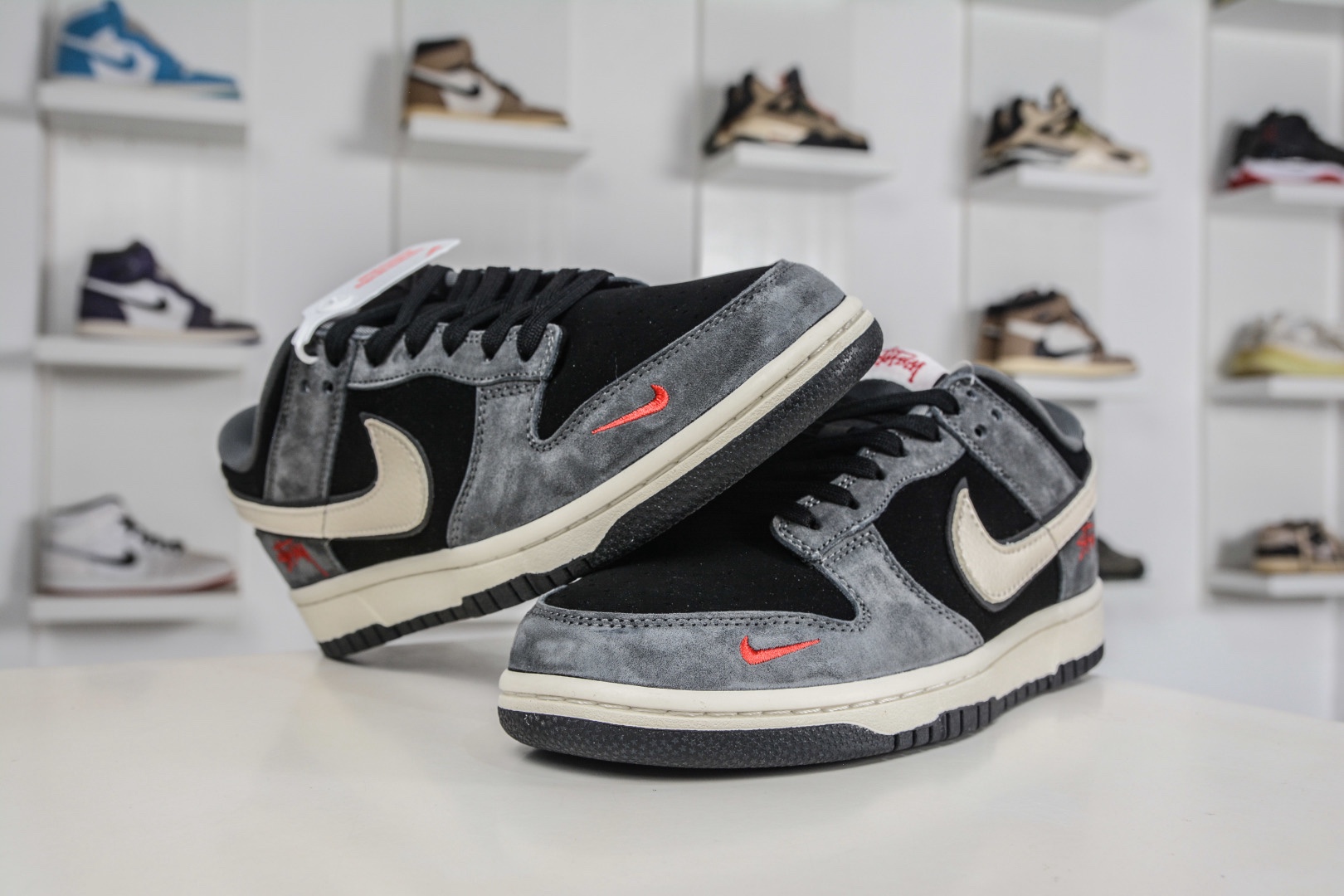 Nike SB Dunk Low X Stussy 斯圖西聯名—灰黑米白勾 
貨號:TX1688 003
尺碼：36 36.5 37.5 38 38.5 39 40 40.5 41 42 42.5 43 44 44.5 45