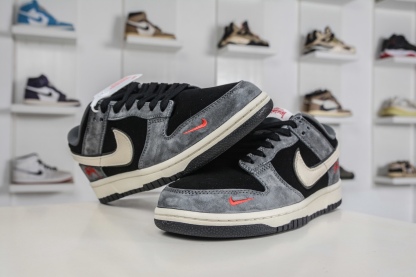 Nike SB Dunk Low X Stussy 斯圖西聯名—灰黑米白勾 
貨號:TX1688 003
尺碼：36 36.5 37.5 38 38.5 39 40 40.5 41 42 42.5 43 44 44.5 45
